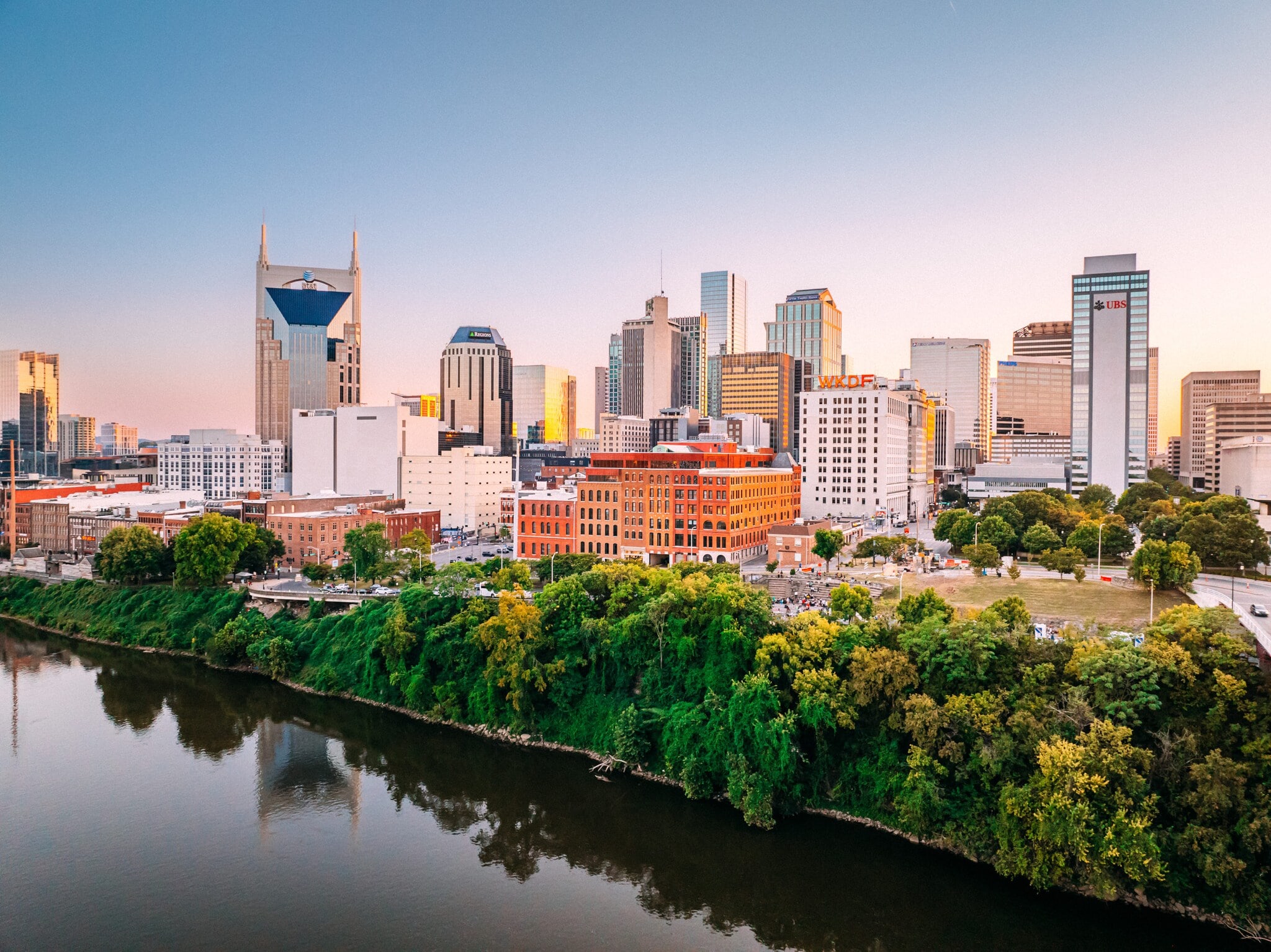 Skyline von Nashville, im Vordergrund ein Park am Fluss. Skyline von Nashville, im Vordergrund ein Park am Fluss.