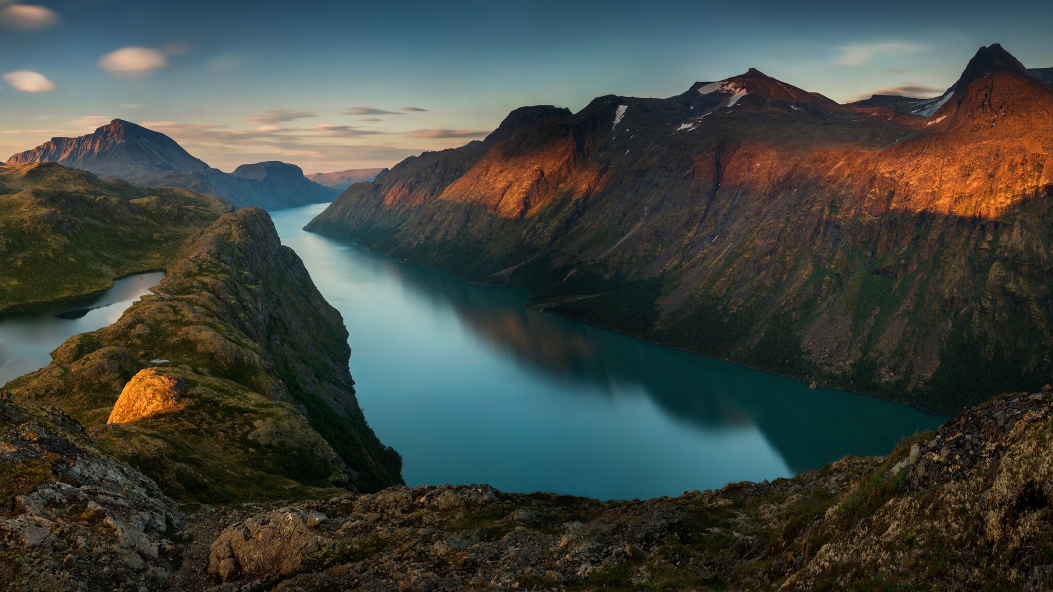 Bergkamm in Norwegen mit Wasser bei Sonnenuntergang.