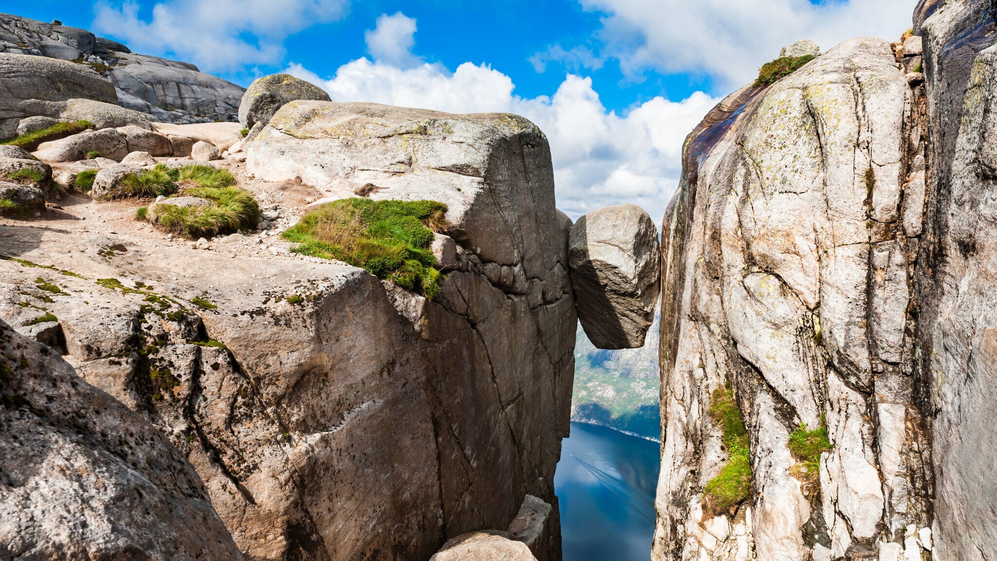 Felsbrocken, der zwischen zwei Klippen eingeklemmt ist.
