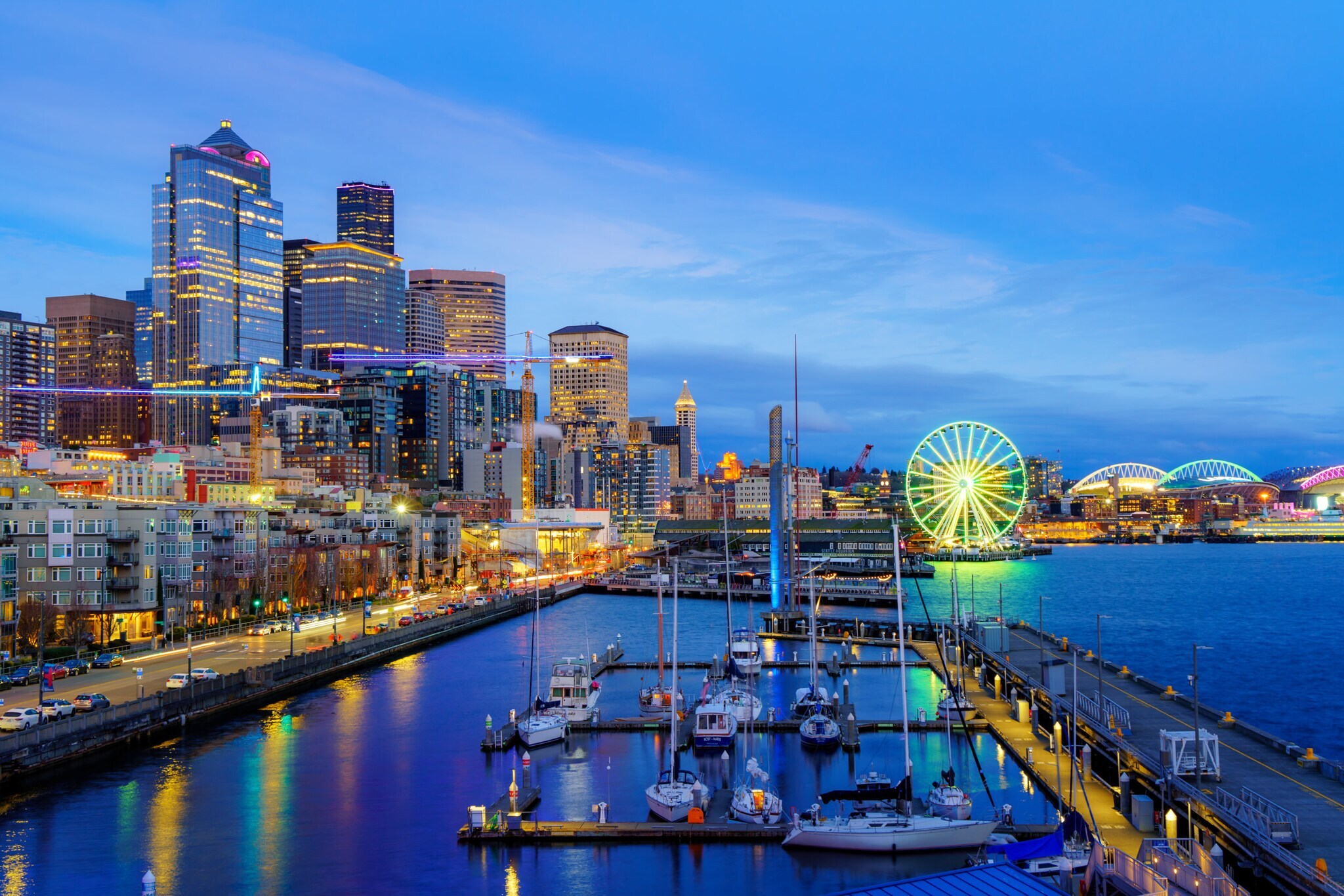 Beleuchte Waterfront mit Promenade und Riesenrad am Abend. Beleuchte Waterfront mit Promenade und Riesenrad am Abend.