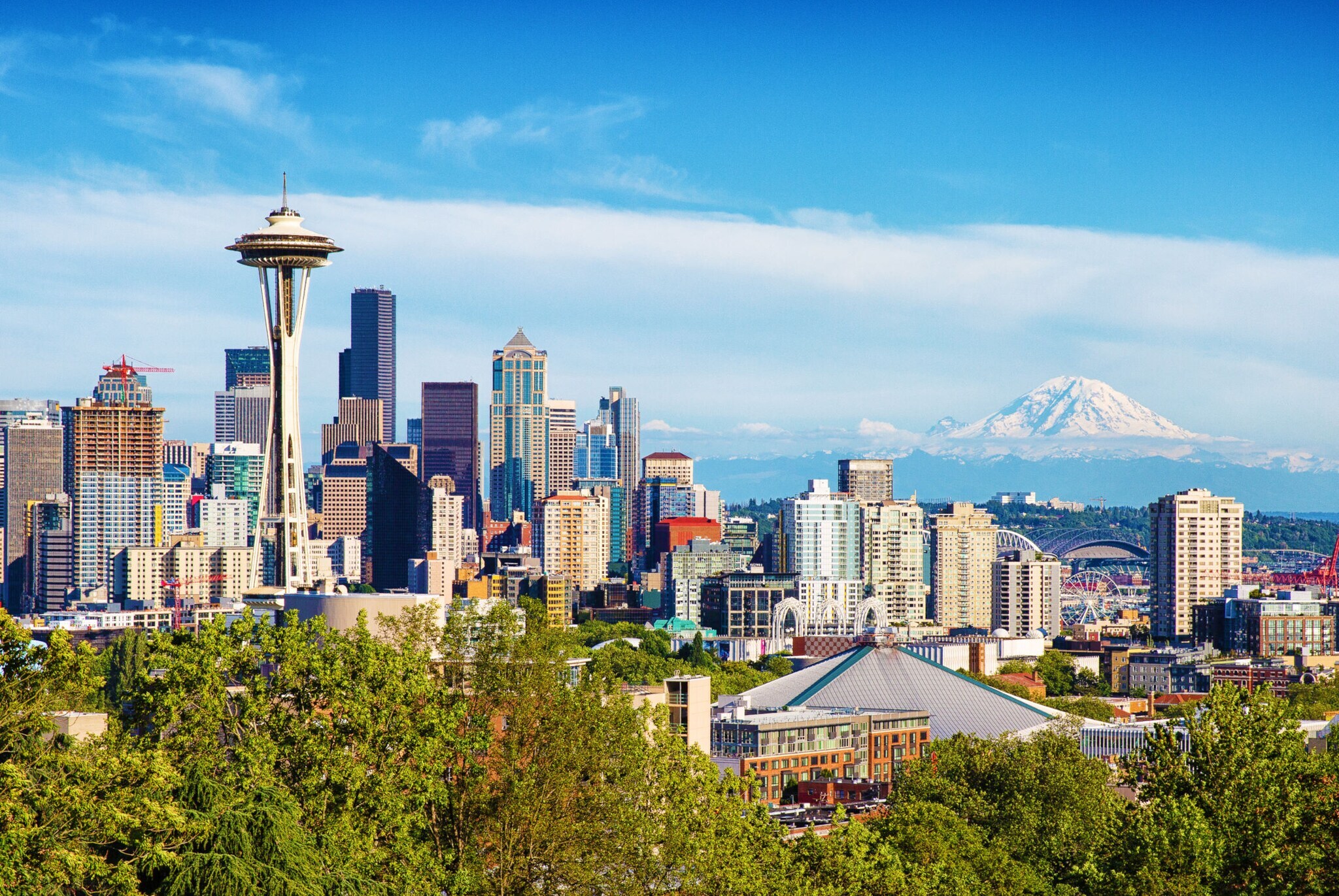 Skyline von Seattle mit Space Needle Turm vor schneebedeckter Bergspitze am Horizont. Skyline von Seattle mit Space Needle Turm vor schneebedeckter Bergspitze am Horizont.