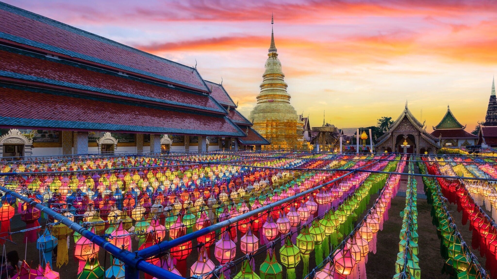 Tempelanlage im thailändischen Chiang Mai, die mit zahlreichen bunten Lampions dekoriert ist. Tempelanlage im thailändischen Chiang Mai, die mit zahlreichen bunten Lampions dekoriert ist.