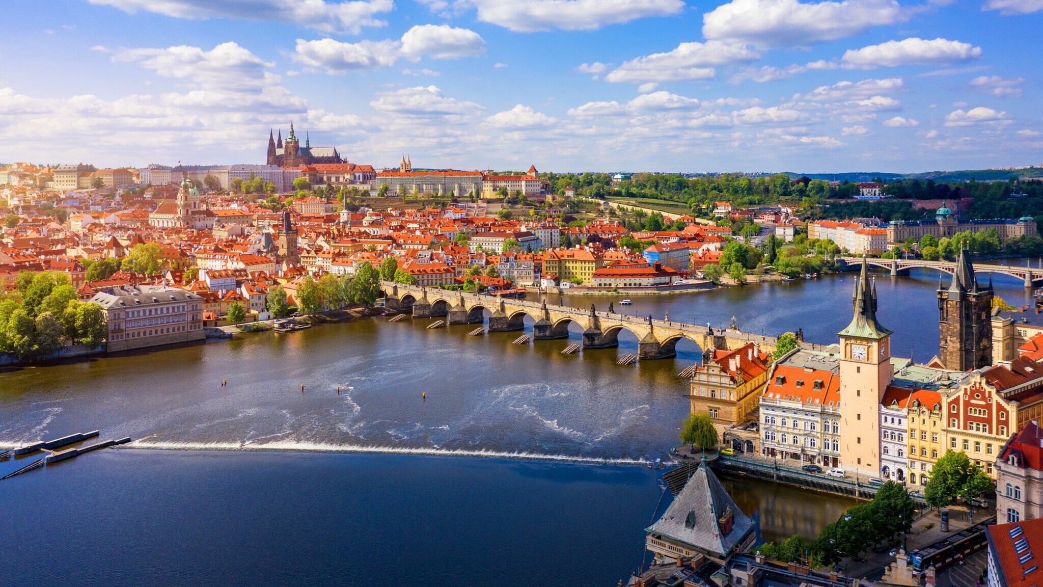 Stadtpanorama von Prag am Fluss mit Steinbrücke. Stadtpanorama von Prag am Fluss mit Steinbrücke.
