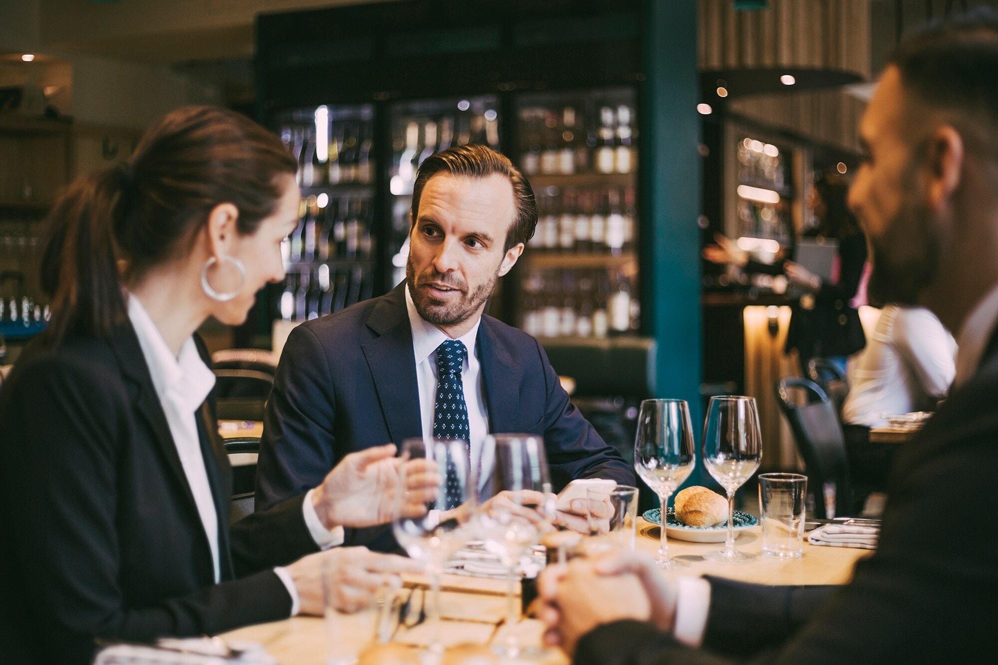 Das erfolgreiche Geschäftsessen: Diese Dos und Don’ts solltest du kennen Mehrere Personen sitzen beim Business Lunch im gemütlichen italienischen Restaurant: Sie speisen und sind mitten im Small Talk.