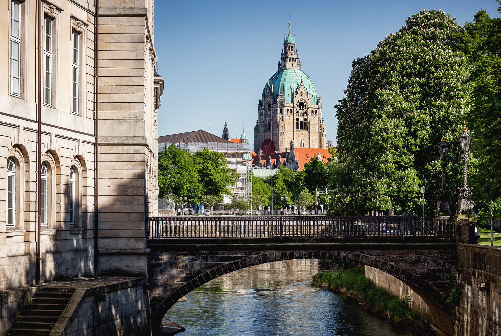 Feierabend in Hannover: Geheimtipps für deine Dienstreise Das neue Rathaus in Hannover, gesehen von der Altstadt, ist zu sehen.