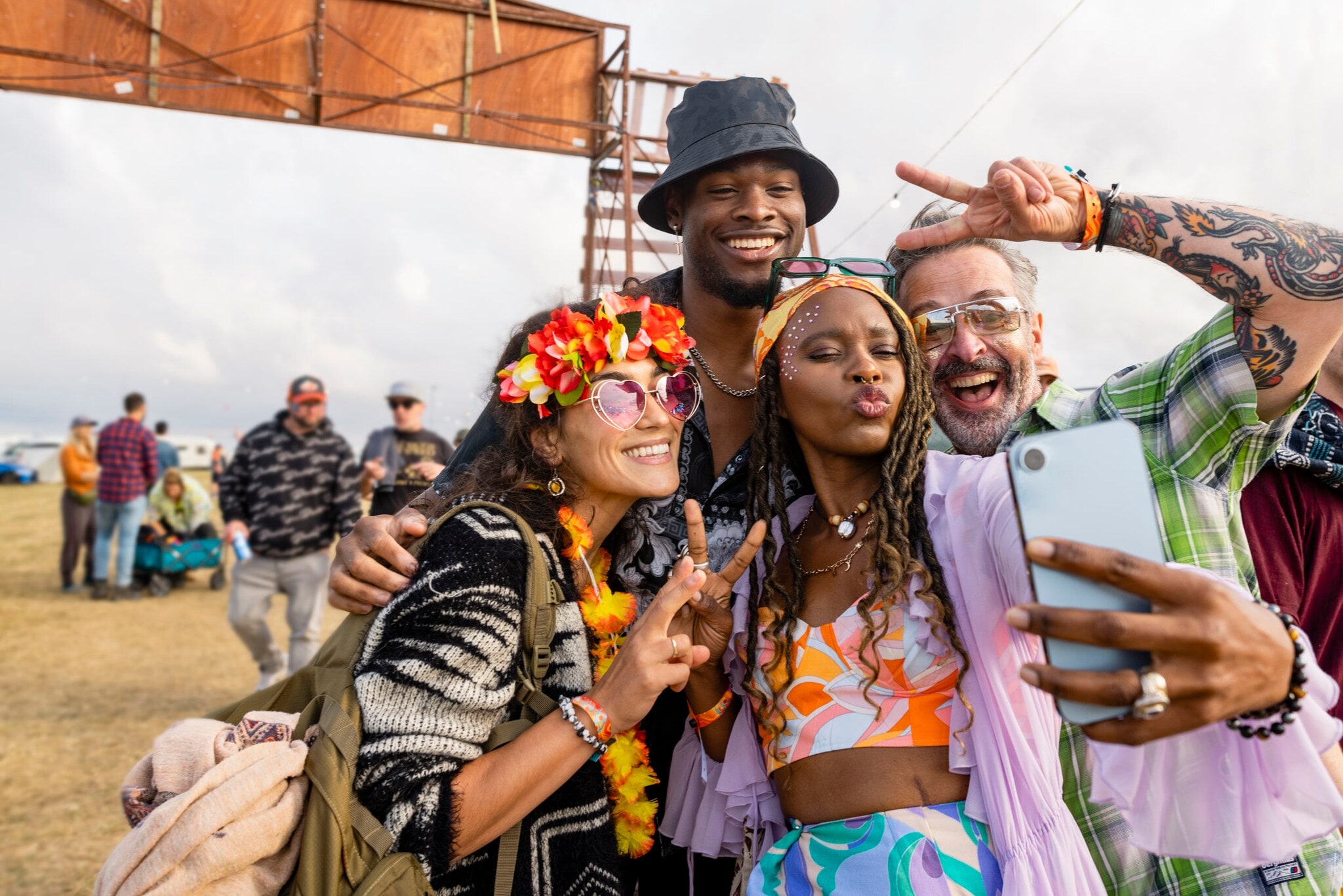 Freunde in bunten Festival-Outfits posieren für ein Selfie. Freunde in bunten Festival-Outfits posieren für ein Selfie.