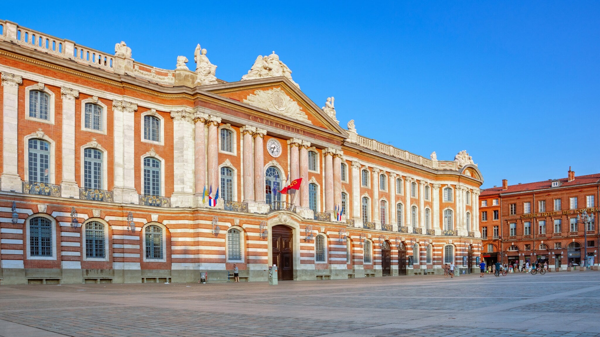 Ein Rathaus mit neoklassizistischer Fassade an einem Platz im Stadtkern. Ein Rathaus mit neoklassizistischer Fassade an einem Platz im Stadtkern.