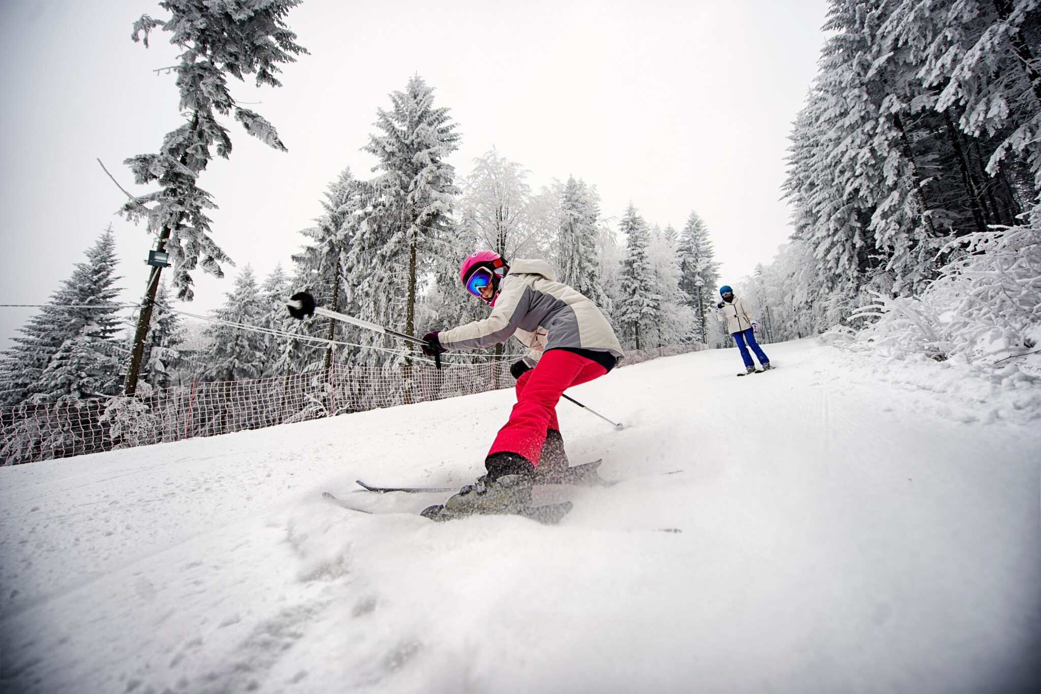 Zwei Skifahrerende in einer Schneelandschaft. Zwei Skifahrerende in einer Schneelandschaft.