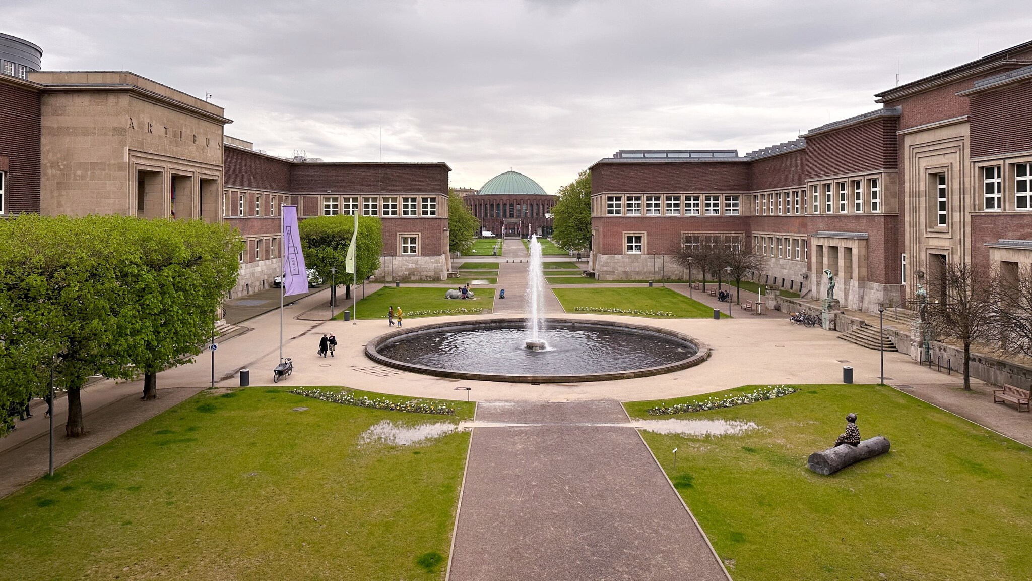 Gebäudekomplex mit Museen und Gartenanlage mit Springbrunnen.