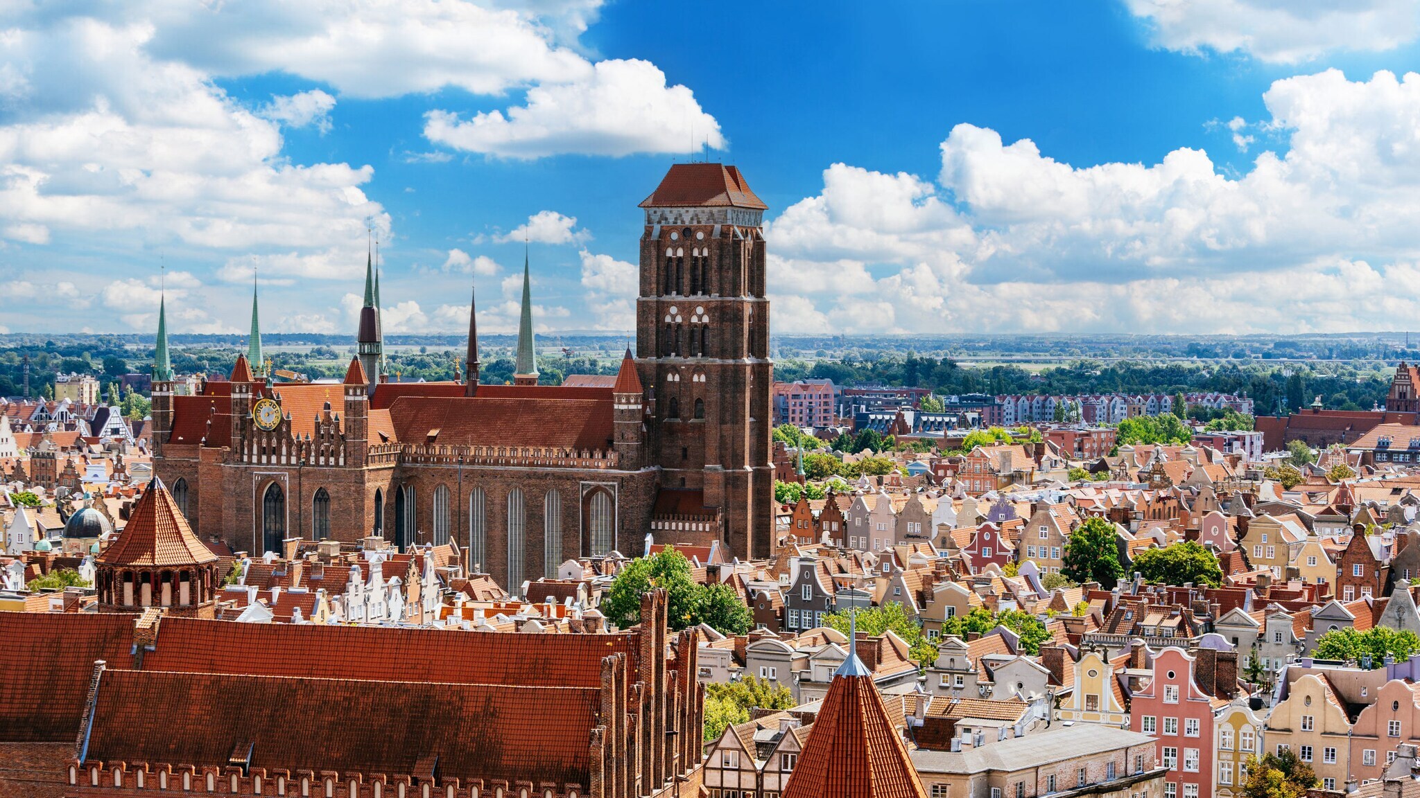 Stadtpanorama der Altstadt von Danzig mit großer Backsteinkirche.