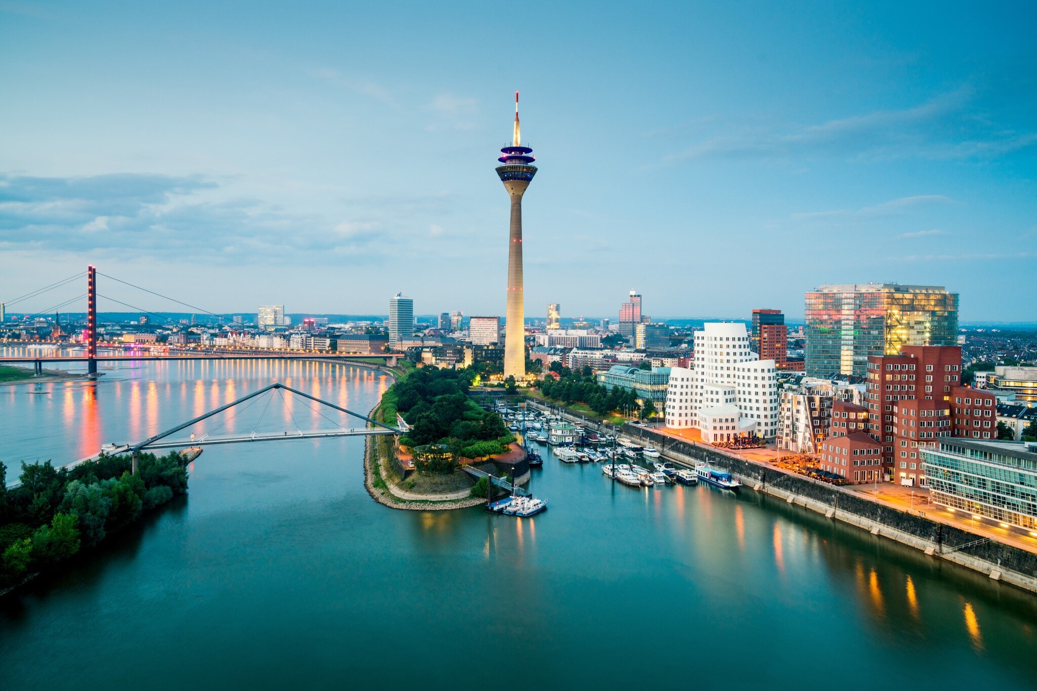 Skyline von Düsseldorf mit Fernsehturm am Hafen mit modernen Gebäuden in der Abenddämmerung. Skyline von Düsseldorf mit Fernsehturm am Hafen mit modernen Gebäuden in der Abenddämmerung.