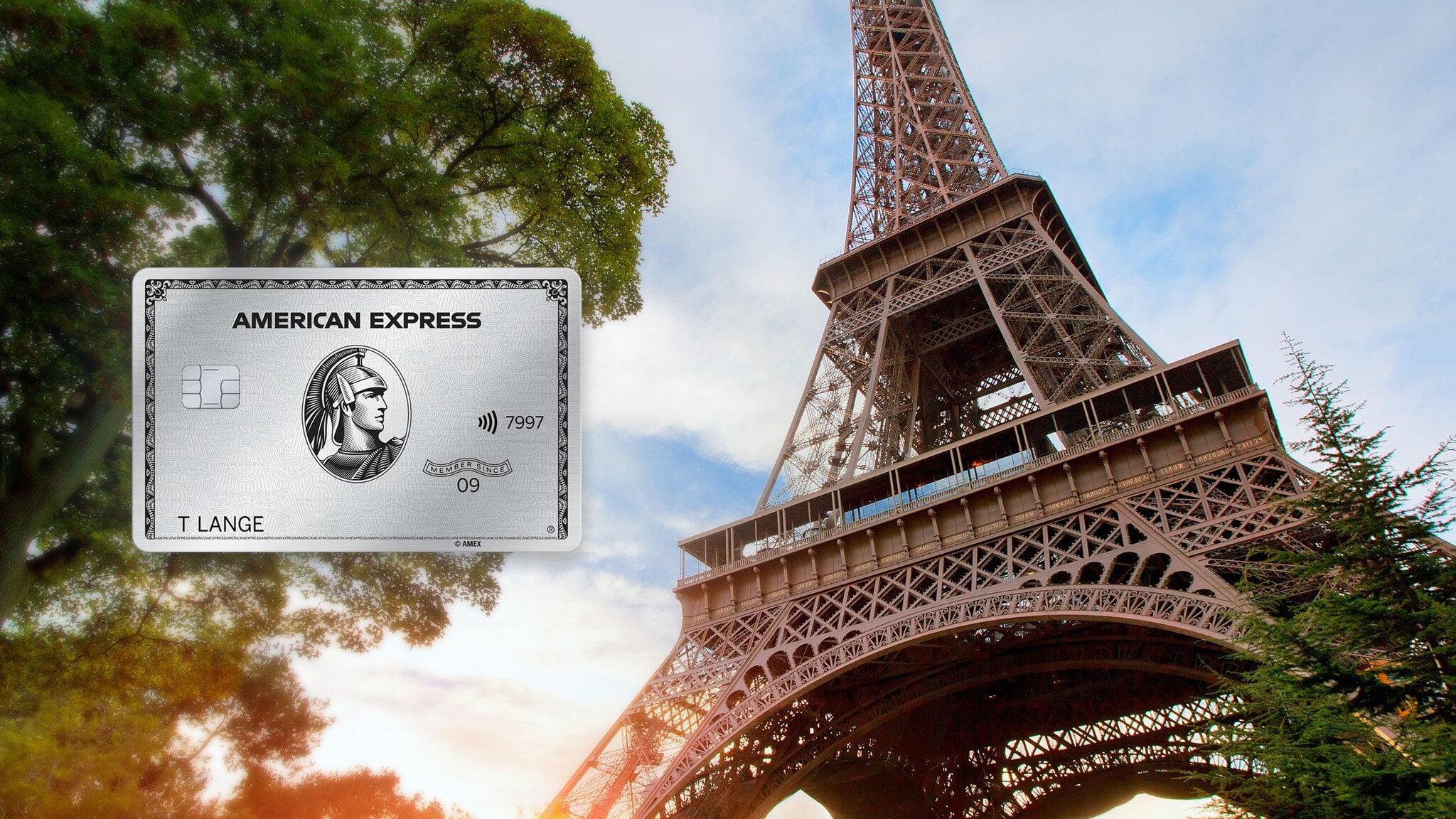 Mittelteil des Eiffelturmes mit Personen auf einer Aussichtsplattform, im Vordergrund grüne Bäume. Mittelteil des Eiffelturmes mit Personen auf einer Aussichtsplattform, im Vordergrund grüne Bäume.