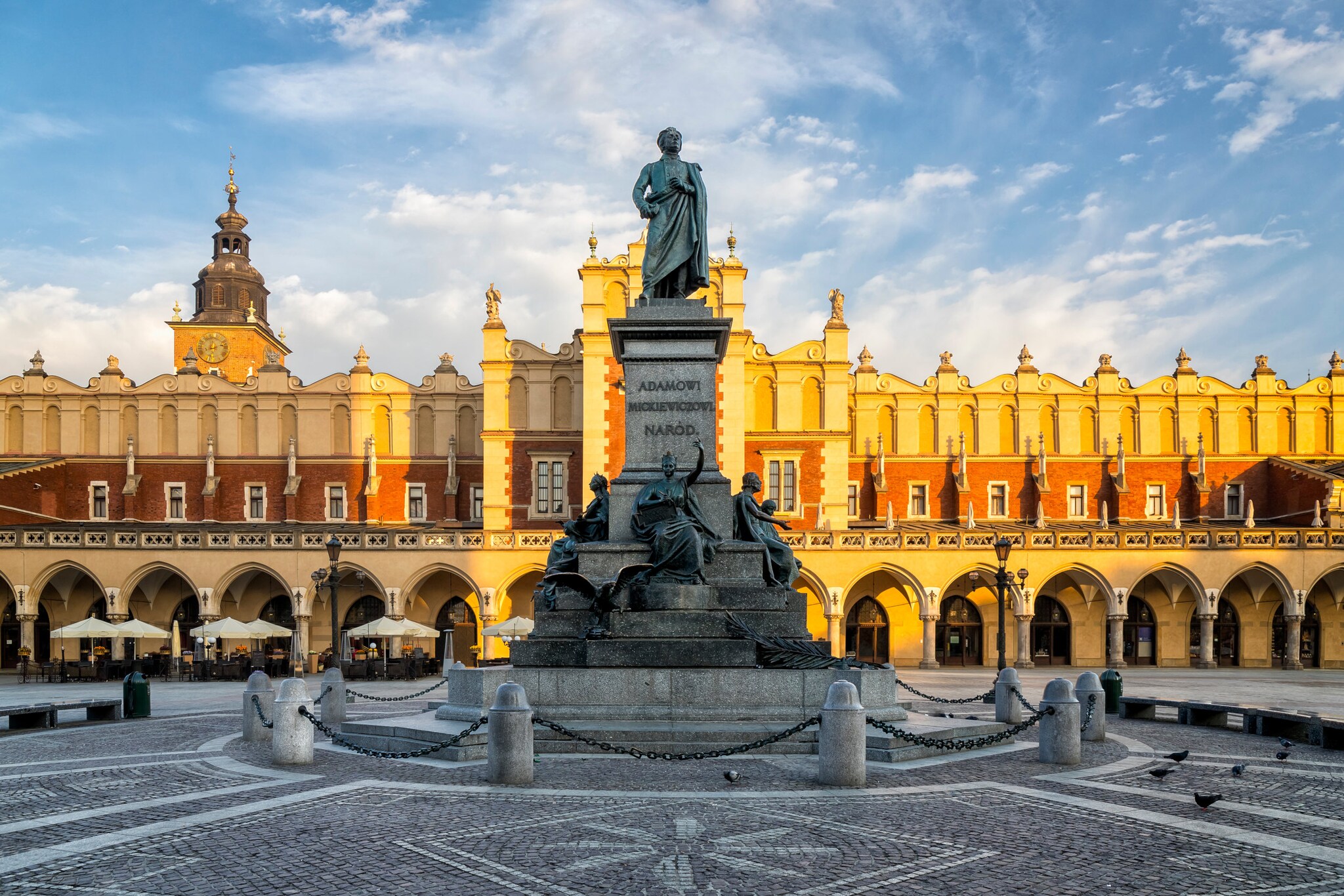 Adam-Mickiewicz-Denkmal und Krakauer Tuchhallen mit Arkaden am Rynek Główny. Adam-Mickiewicz-Denkmal und Krakauer Tuchhallen mit Arkaden am Rynek Główny.