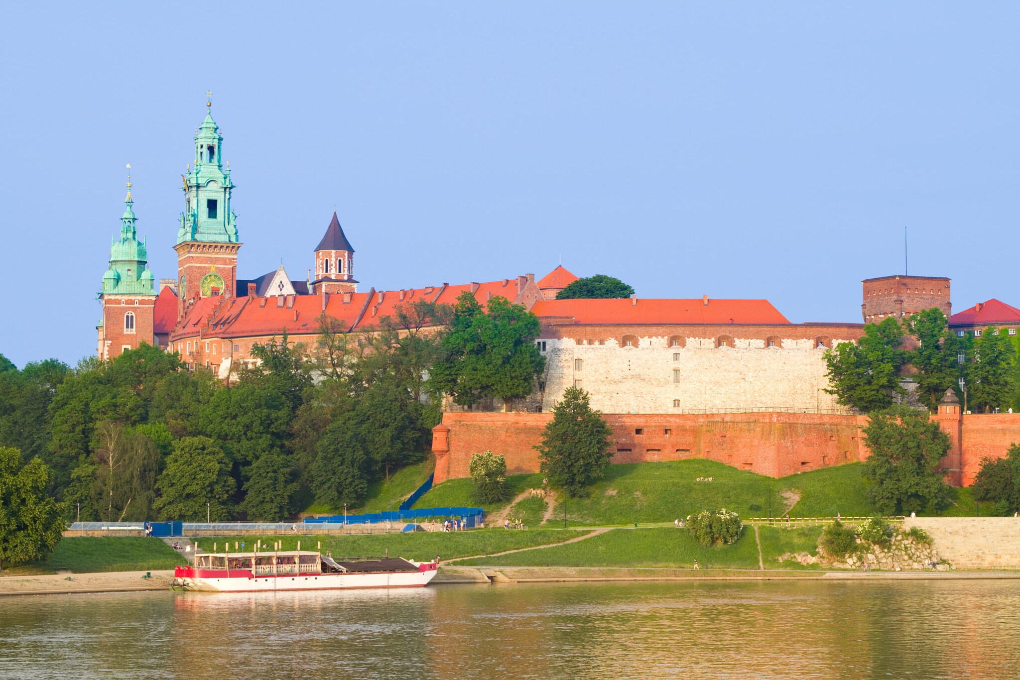 Die Burganlage Wawel am Ufer der Weichsel.