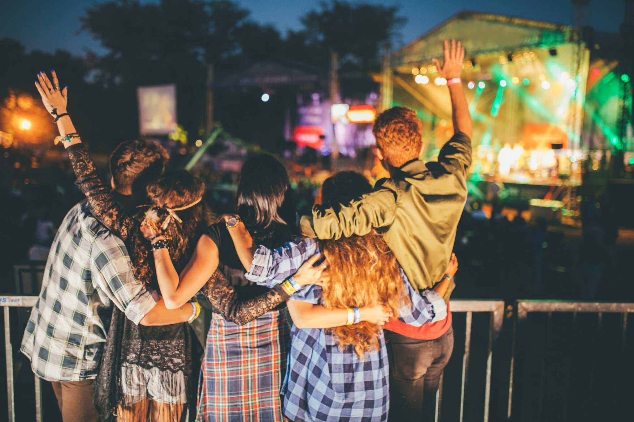 Jubelnde Zuschauer von hinten vor einer Bühne auf einem Musikfestival bei Nacht. Jubelnde Zuschauer von hinten vor einer Bühne auf einem Musikfestival bei Nacht.