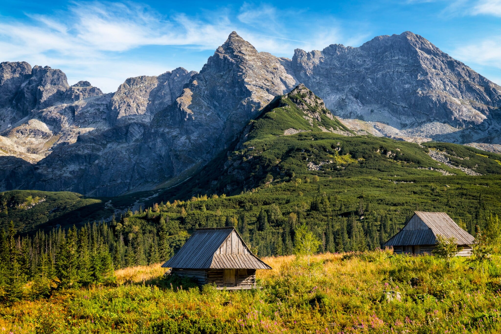 Gasienicowa-Tal mit verlassenen Hirtenhütten im Tatra-Gebirge. Gasienicowa-Tal mit verlassenen Hirtenhütten im Tatra-Gebirge.
