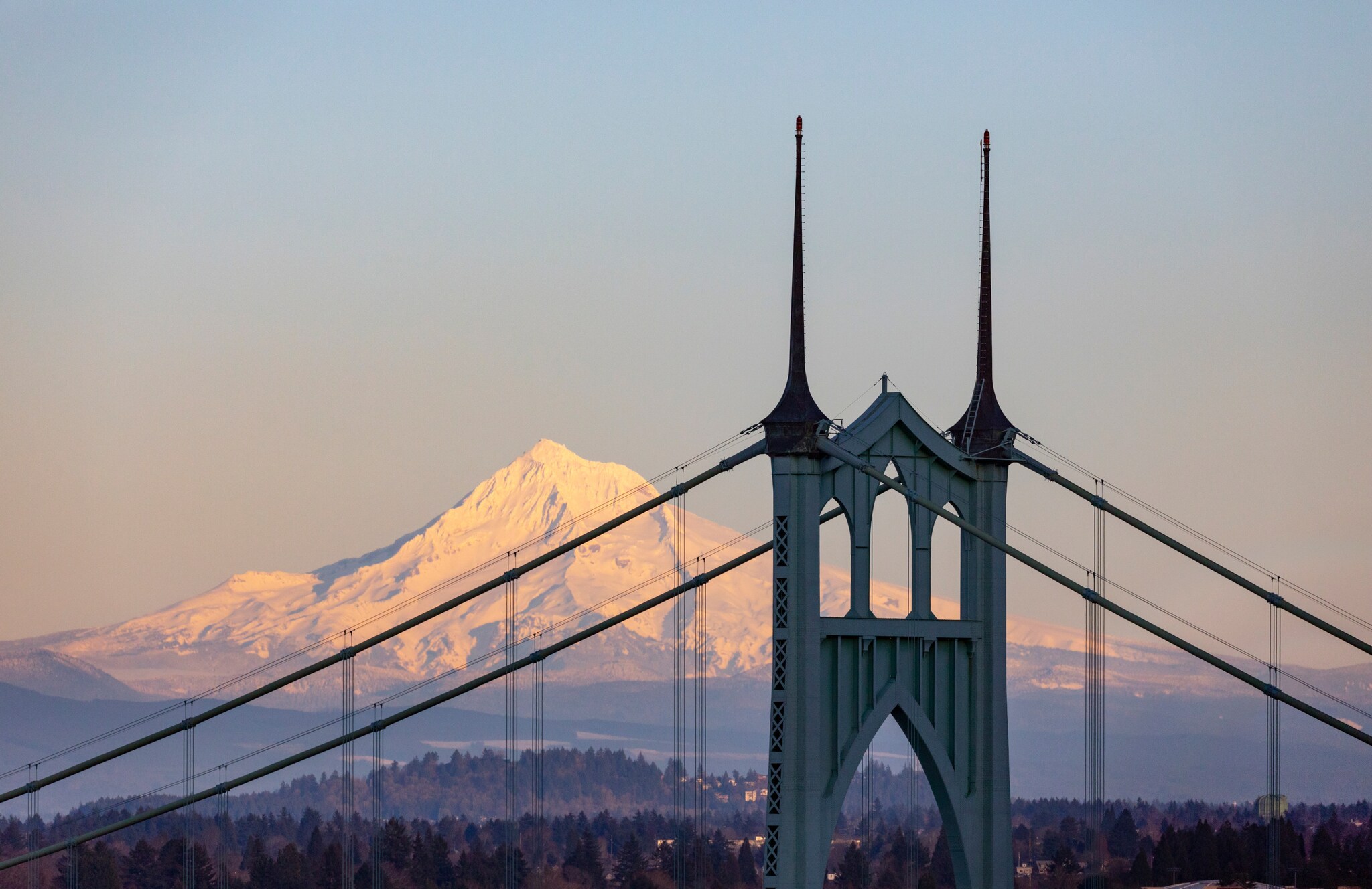 Pfeiler der St. Johns Bridge vor dem Hintergrund des schneebedeckten Mount Hood.