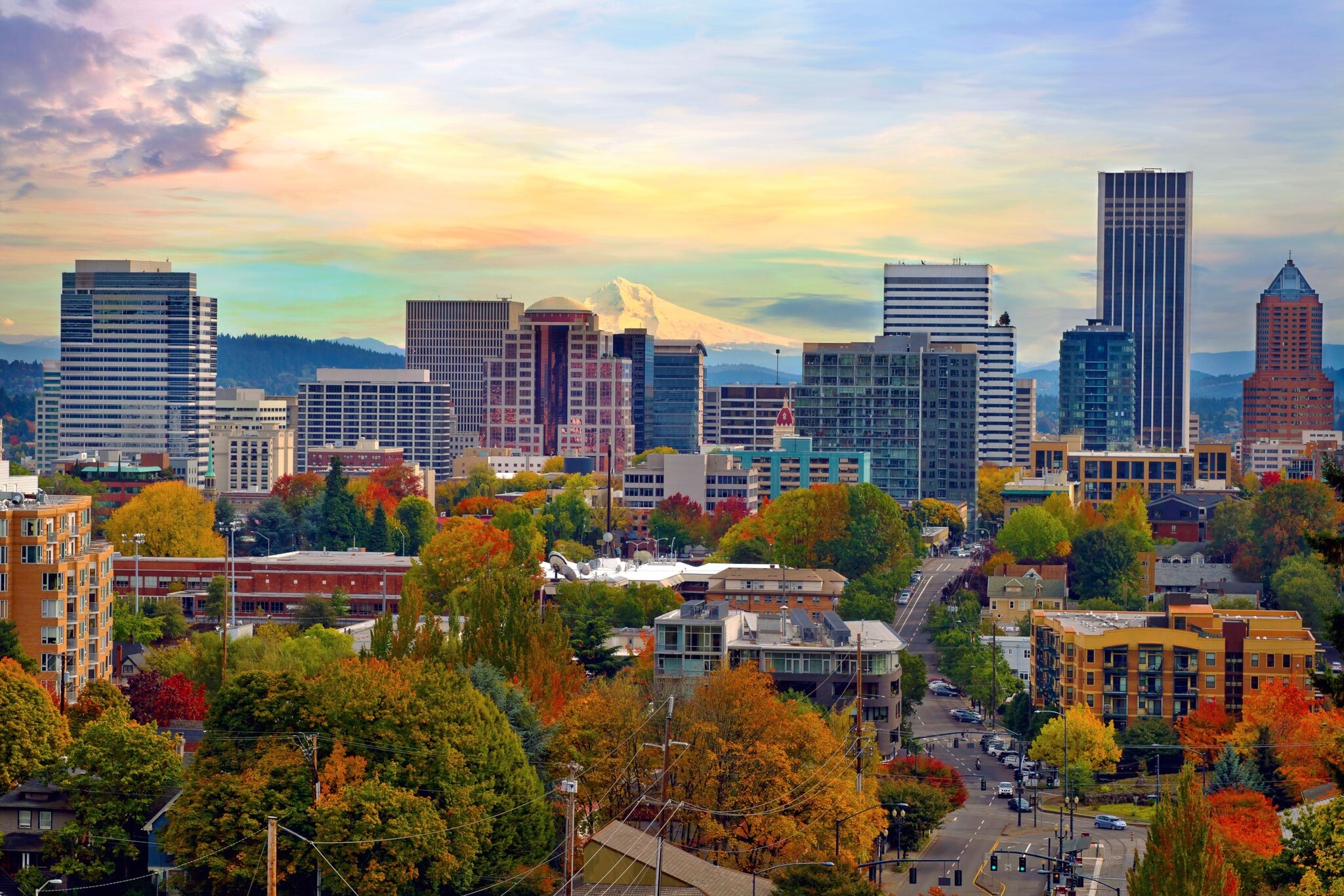 Portlands Skyline mit herbstlich-bunten Bäumen vor dem schneebedeckten Mount Hood. Portlands Skyline mit herbstlich-bunten Bäumen vor dem schneebedeckten Mount Hood.