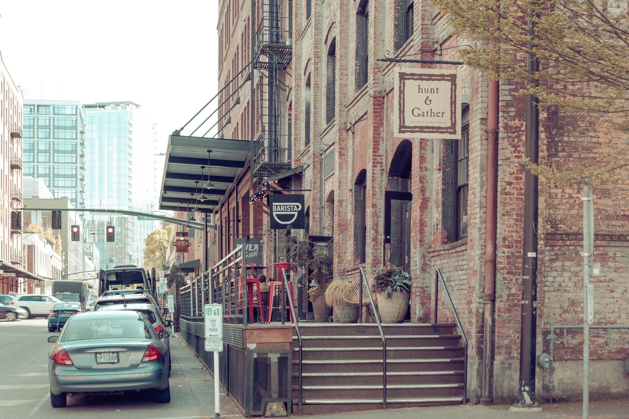 Rote Backsteinfassade eines Barista Cafés in Portlands Pearl District.