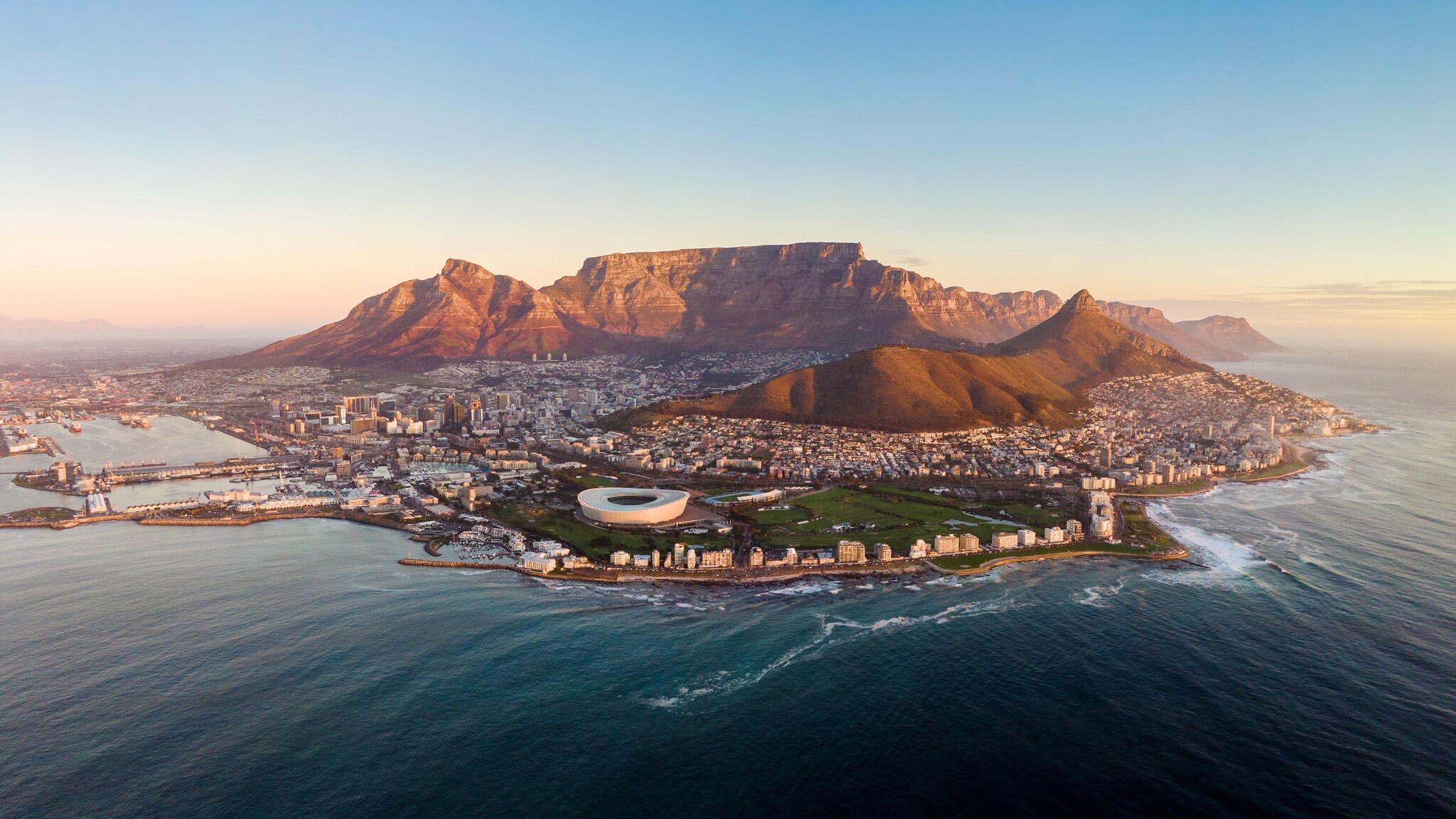 Panorama von Kapstadt am Wasser aus der Luftperspektive im weichen Abendlicht.