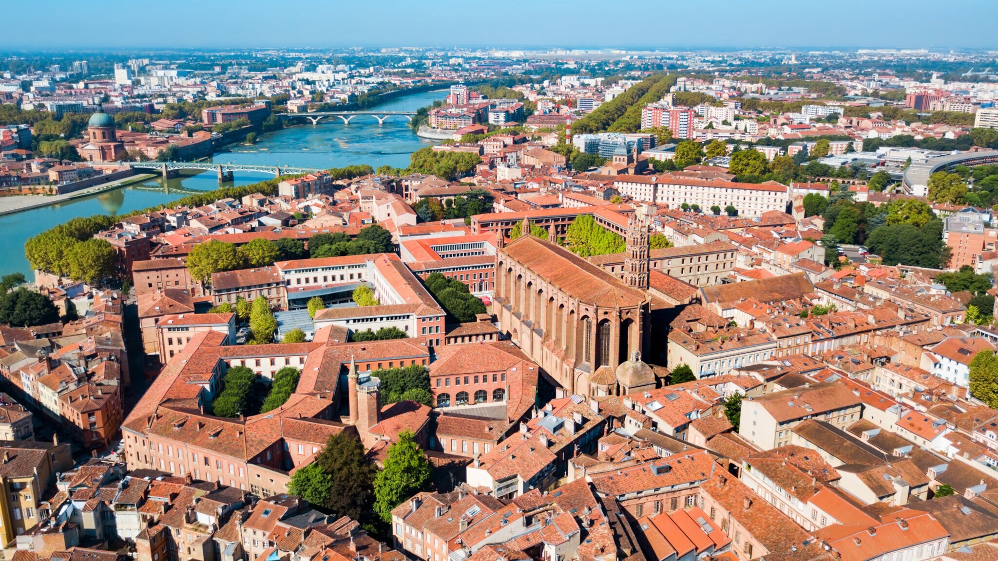 Luftaufnahme von Toulouse mit Kloster. Luftaufnahme von Toulouse mit Kloster.