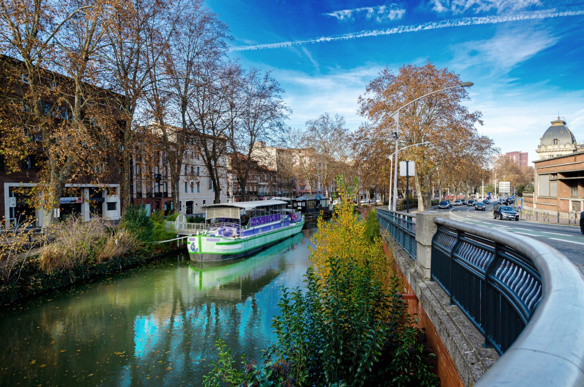 Ein Ausflugsboot auf einem Kanal in einer Stadt. Ein Ausflugsboot auf einem Kanal in einer Stadt.
