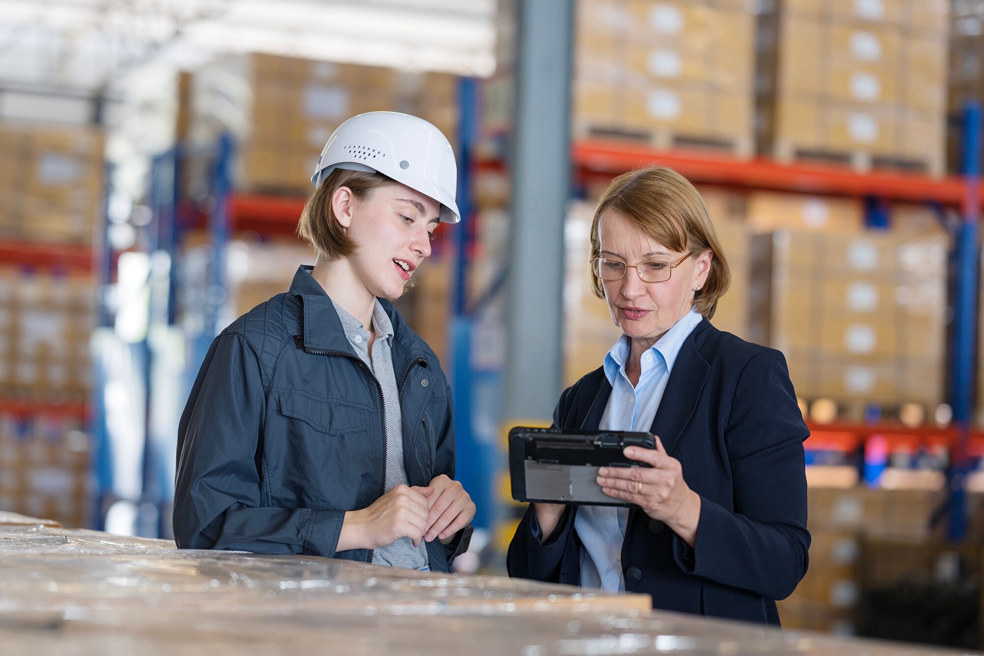 Familienbetriebe: Wie Tradition und Innovation zum Erfolgsrezept werden Zwei Frauen einer unterschiedlichen Generationen stehen zusammen in einem Lagerraum.
