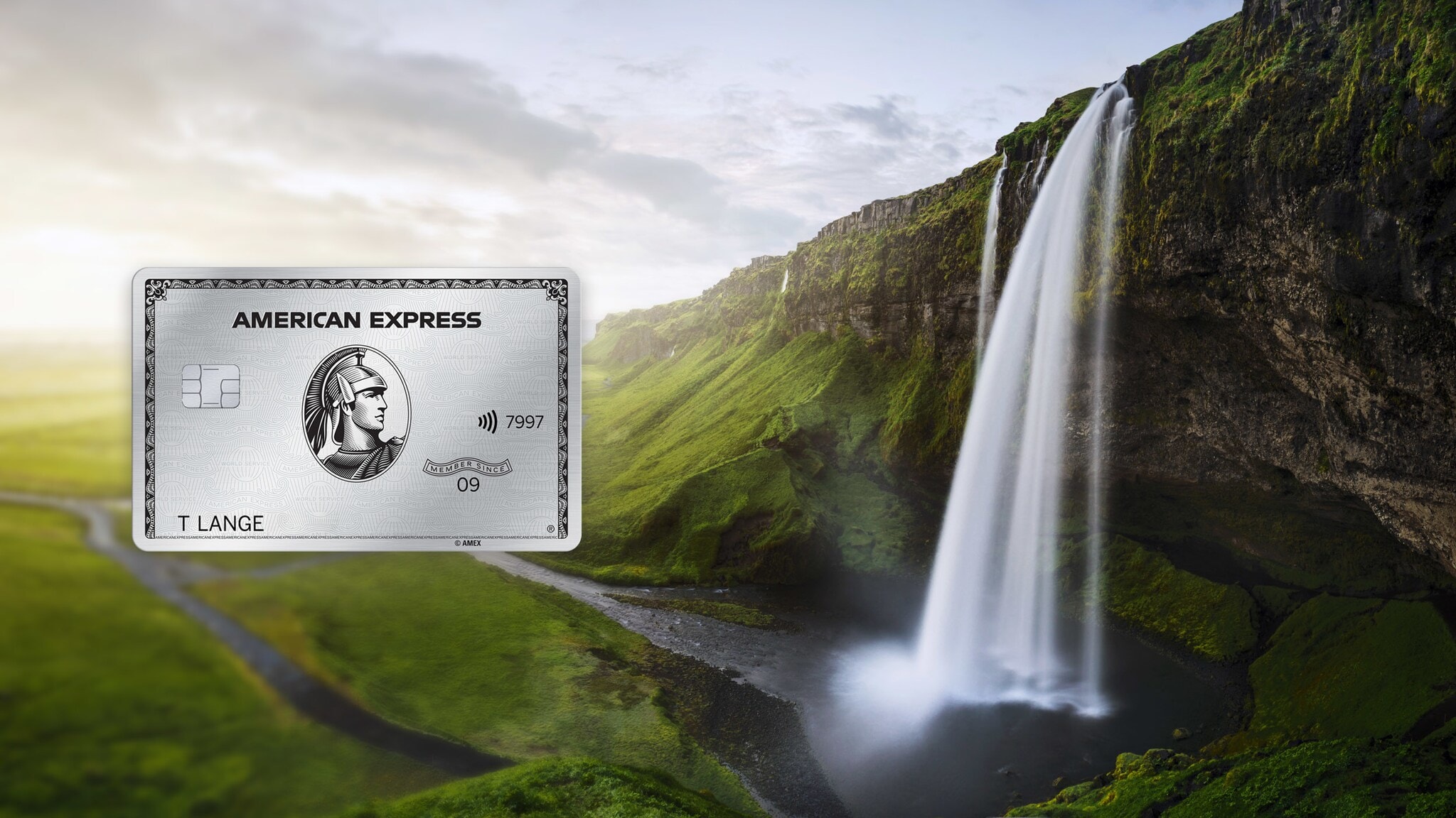 Ein Wasserfall an einer mit Moos bewachsenen Felsklippe. Ein Wasserfall an einer mit Moos bewachsenen Felsklippe.