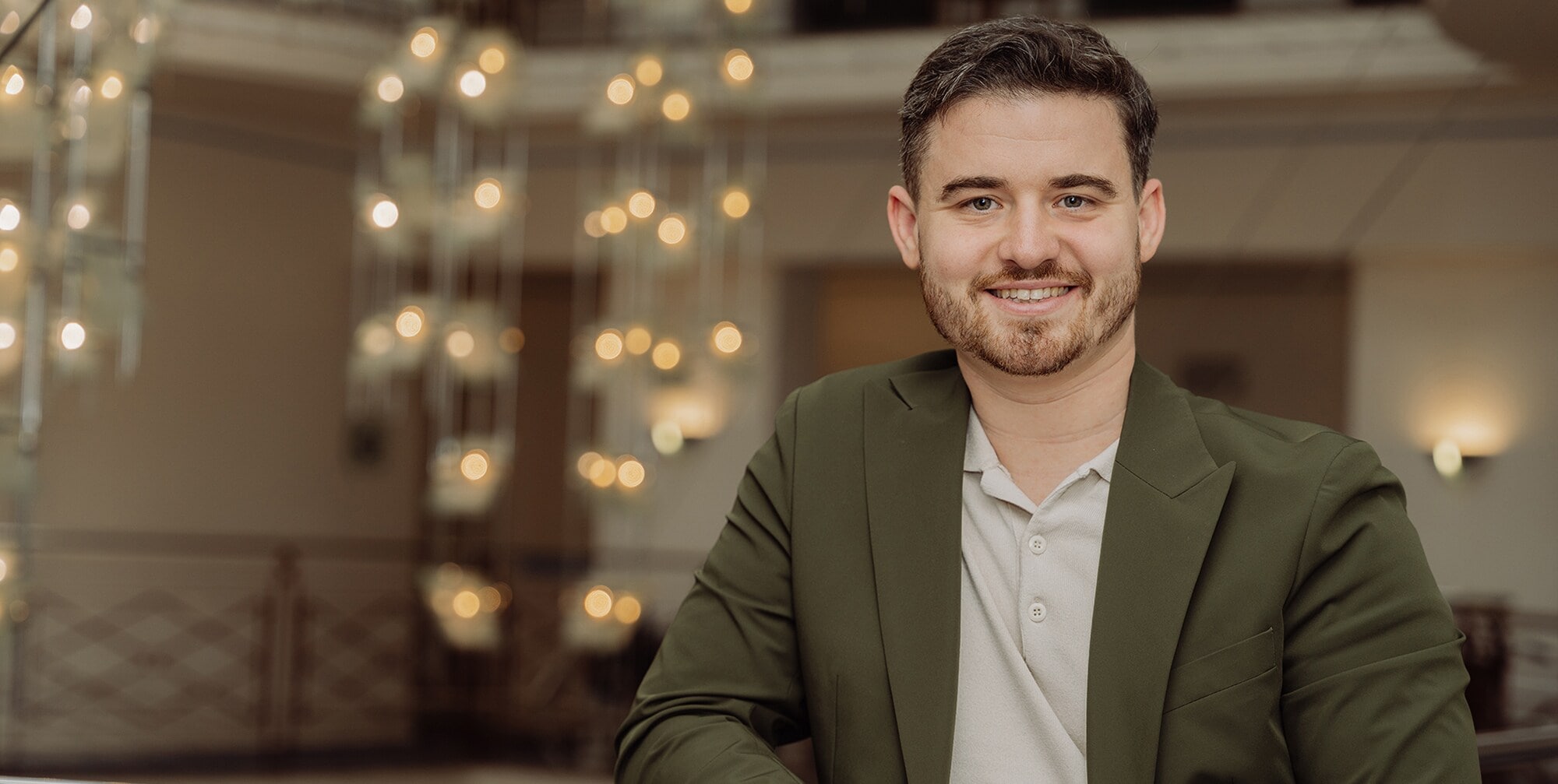 Experten-Interview: So profitieren Unternehmen von Quereinsteigenden Das Portrait zeigt Ruslan Ilyassov, den Gründer von Adstark.