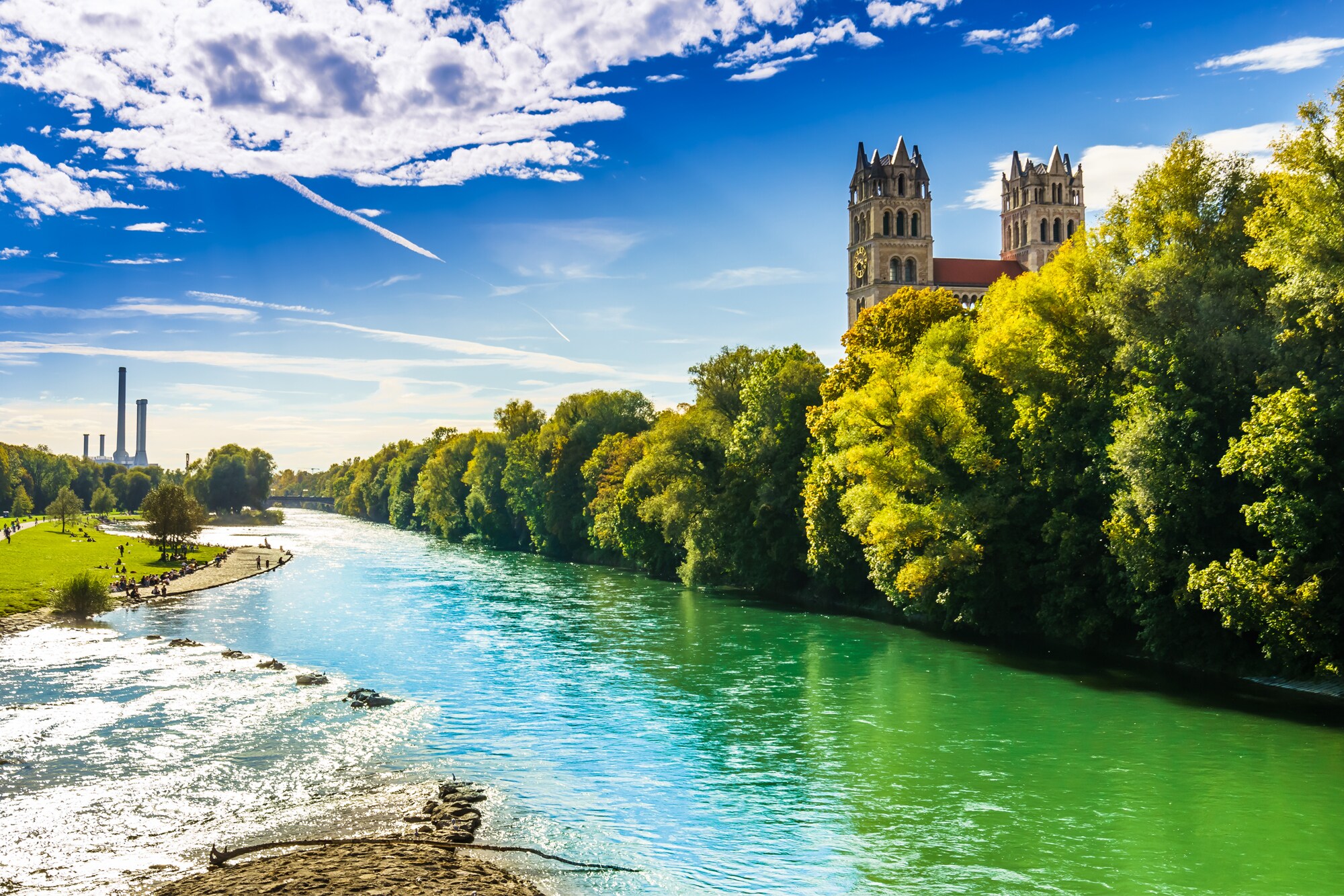 Feierabend in München: Geheimtipps für deine Dienstreise Der Isarstrand in München ist zu sehen.