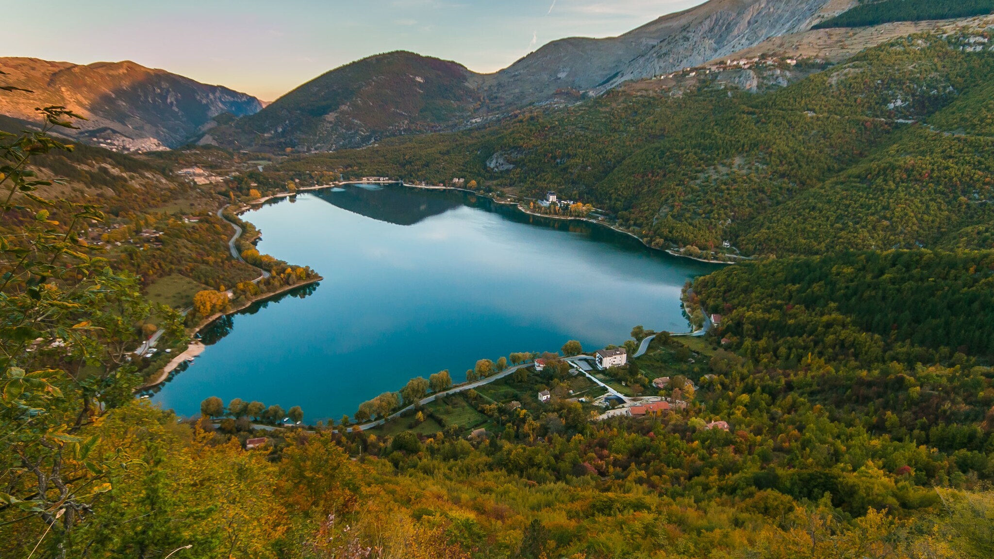 Herzförmiger Bergsee in der Region Abruzzen in Italien