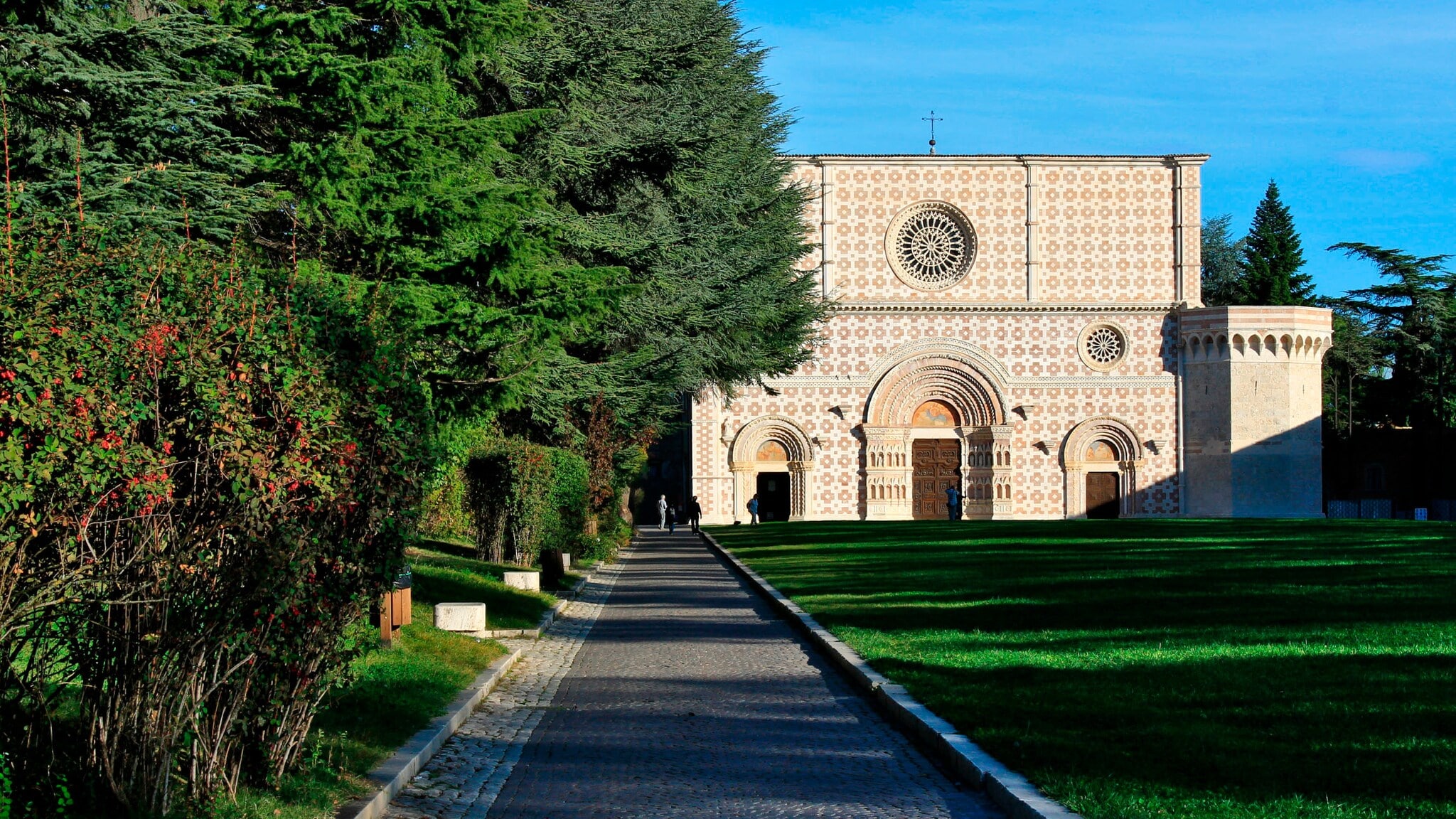 Fassade der Basilika Santa Maria di Collemaggio in L’Aquila, Italien Fassade der Basilika Santa Maria di Collemaggio in L’Aquila, Italien