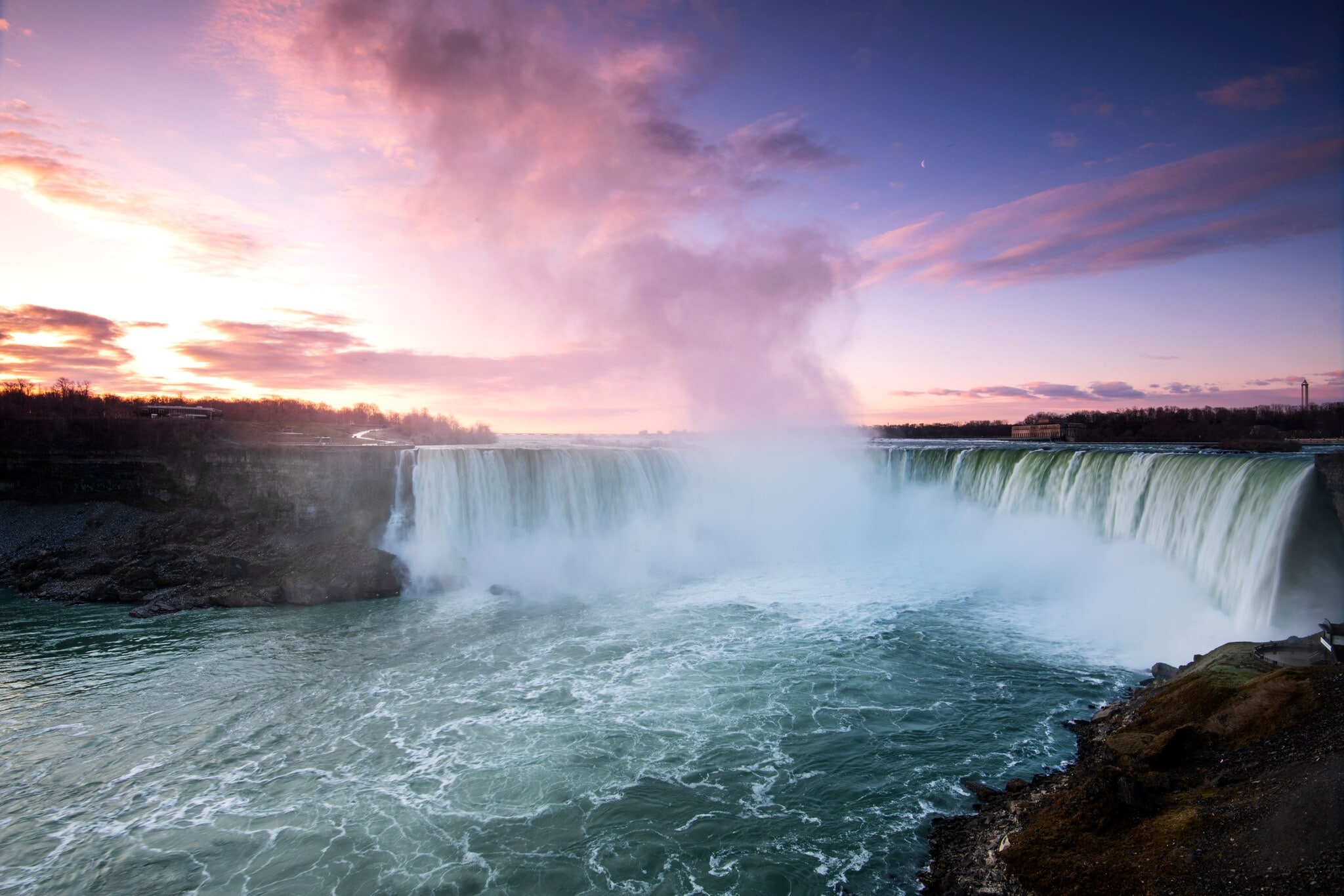 Die Horseshoe Falls auf der kanadischen Seite der Niagarafälle zur blauen Stunde. Die Horseshoe Falls auf der kanadischen Seite der Niagarafälle zur blauen Stunde.