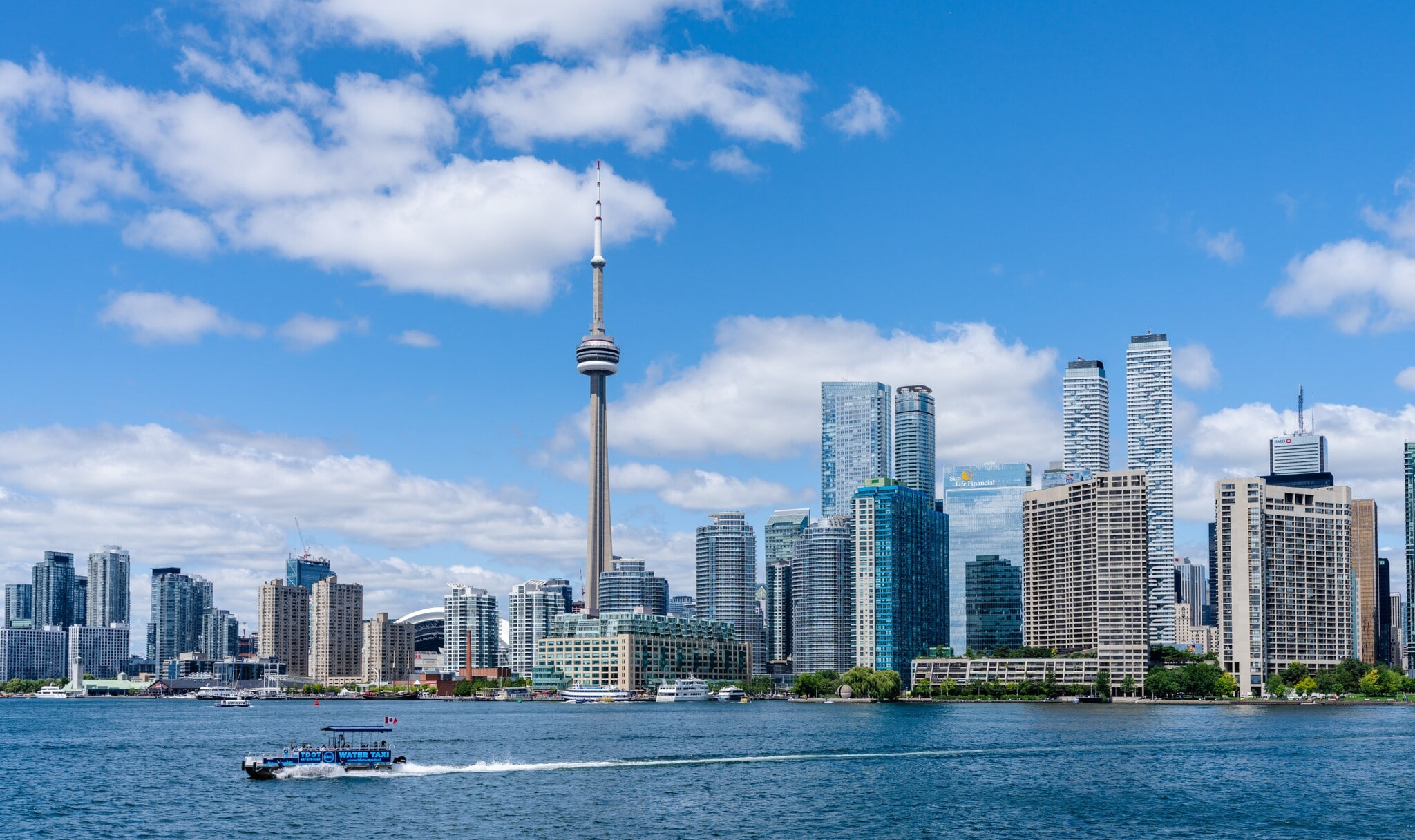 Skyline von Toronto am Ontariosee mit Wassertaxi im Vordergrund. Skyline von Toronto am Ontariosee mit Wassertaxi im Vordergrund.