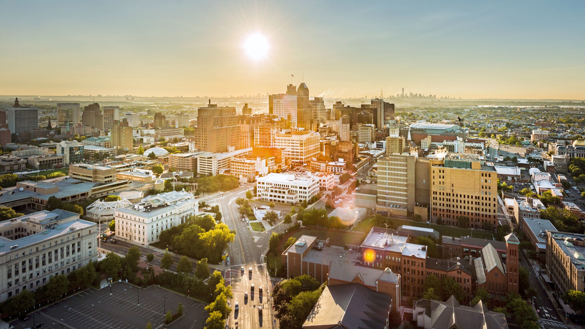 Stadtpanorama von Newark mit Hochhäusern aus der Luftperspektive bei Gegenlicht. Stadtpanorama von Newark mit Hochhäusern aus der Luftperspektive bei Gegenlicht.