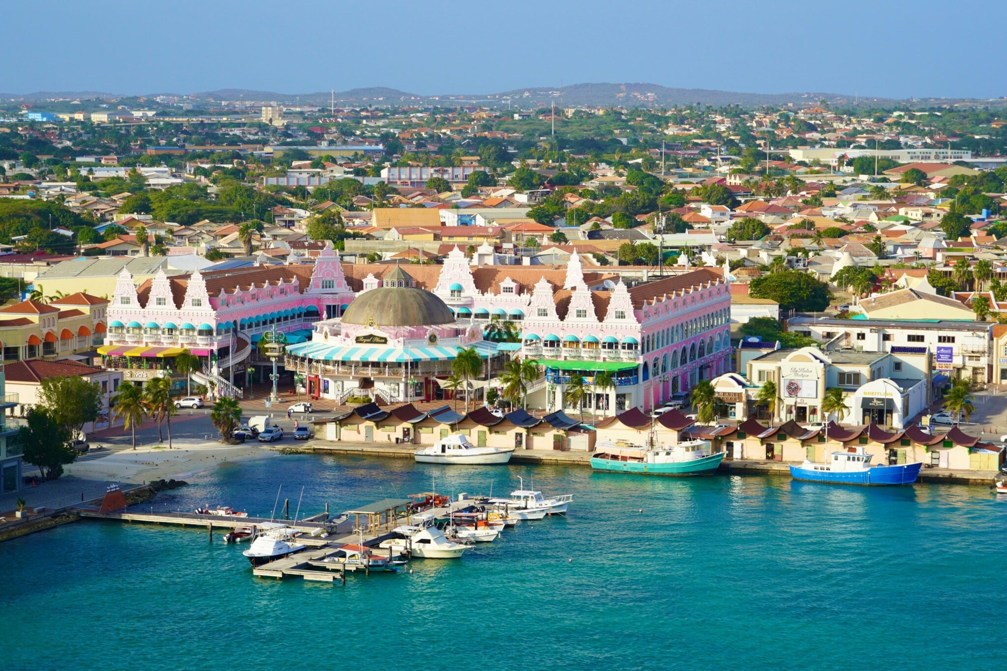 Blick von oben auf den Hafen und bunte Häuser in Oranjestad. Blick von oben auf den Hafen und bunte Häuser in Oranjestad.