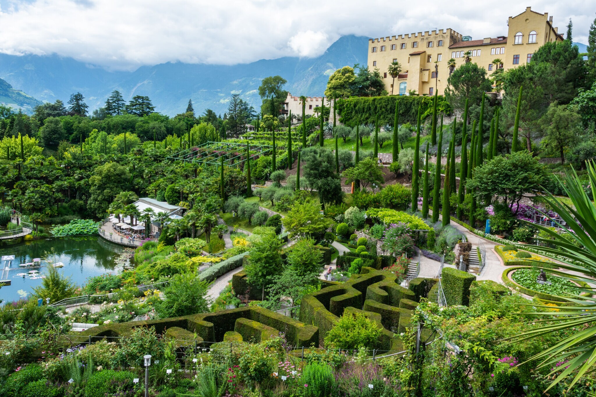 Blick auf den terrassenförmig angelegten botanischen Garten und das Schloss Trauttmansdorff in Meran.