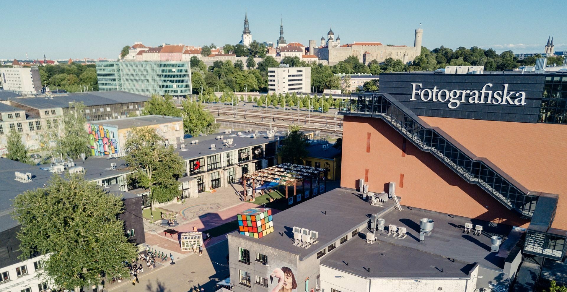 Blick auf den Gebäudekomplex Telliskivi in Tallin bei Dämmerung, im Hintergrund die Stadtmauer und Altstadt. Blick auf den Gebäudekomplex Telliskivi in Tallin bei Dämmerung, im Hintergrund die Stadtmauer und Altstadt.