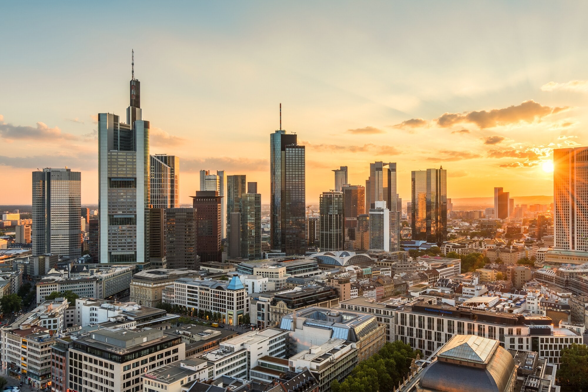 Feierabend in Frankfurt: Geheimtipps für deine Dienstreise Die Sonne geht hinter der Frankfurter Skyline unter.