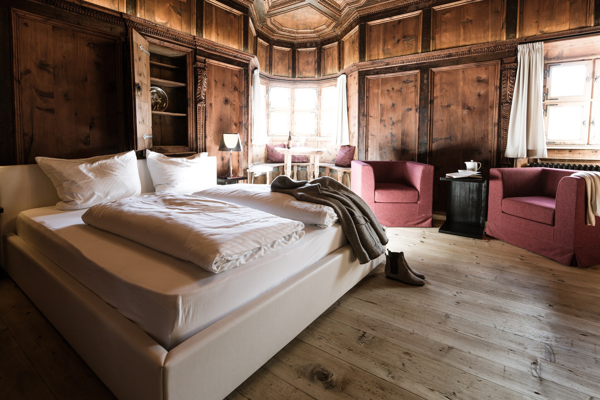 Interieur einer historischen Suite mit edler Holzvertäfelung und modernem Mobiliar.