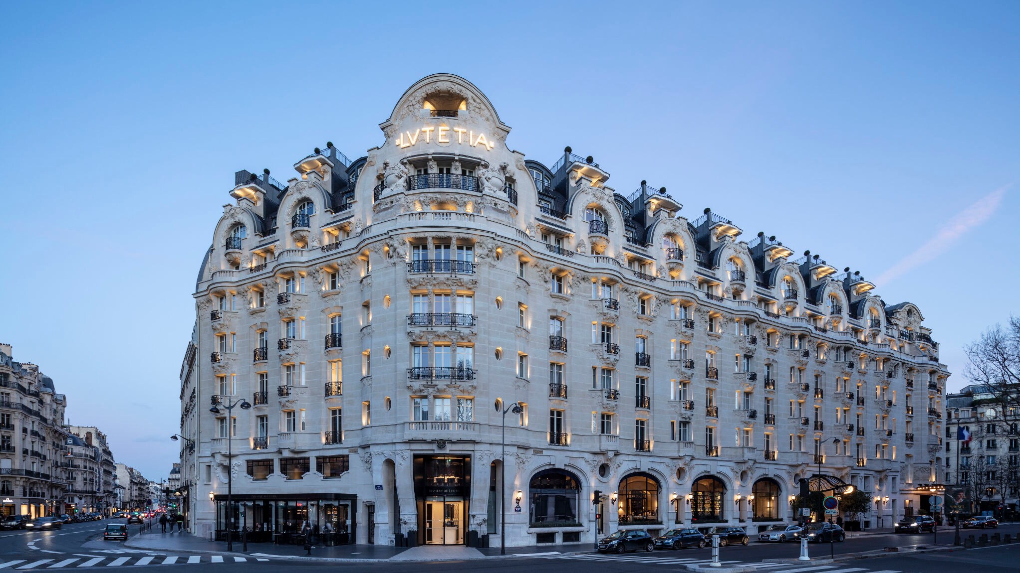 Fassade des Hotels Lutetia in Paris bei Dämmerung.