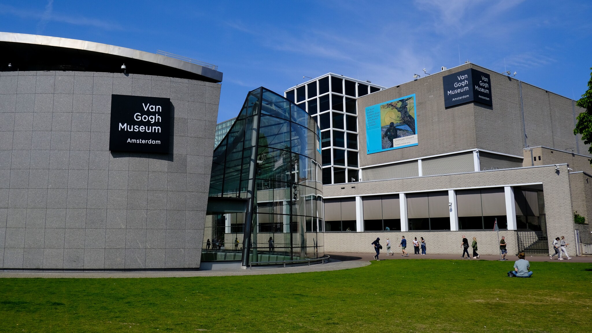 Außenansicht des Van Gogh Museums in einem modernen Gebäudekomplex mit Personen.