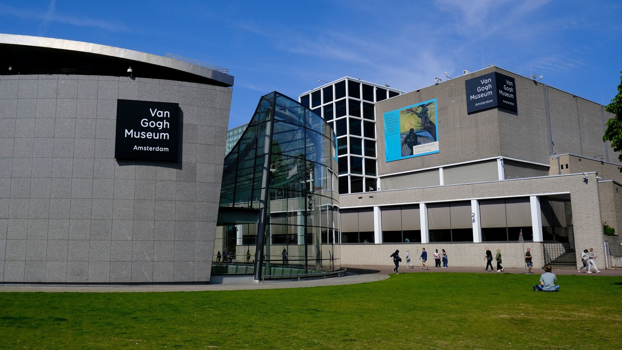 Außenansicht des Van Gogh Museums in einem modernen Gebäudekomplex mit Personen. Außenansicht des Van Gogh Museums in einem modernen Gebäudekomplex mit Personen.