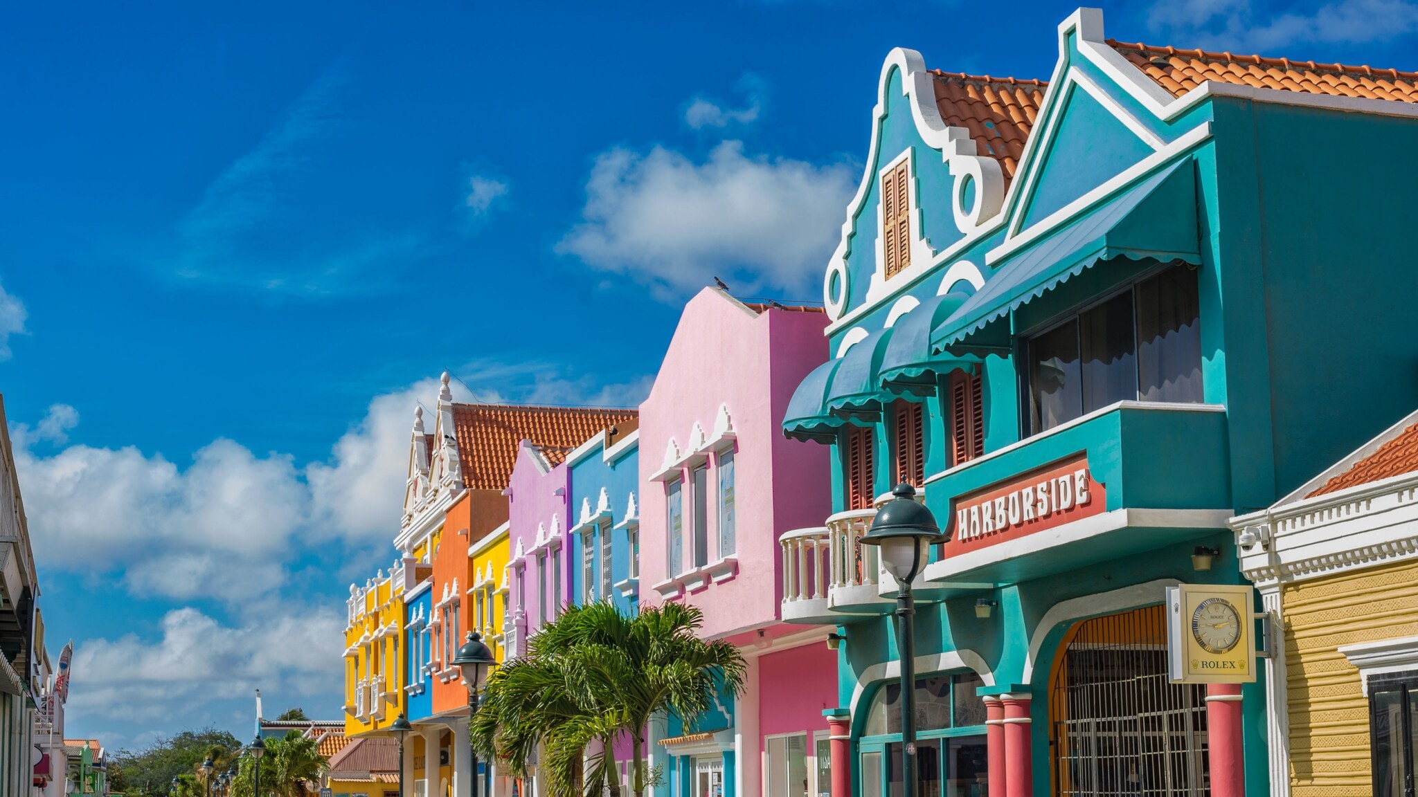 Bunte Häuser im Kolonialstil unter blauem Himmel bei Sonnenschein. Bunte Häuser im Kolonialstil unter blauem Himmel bei Sonnenschein.