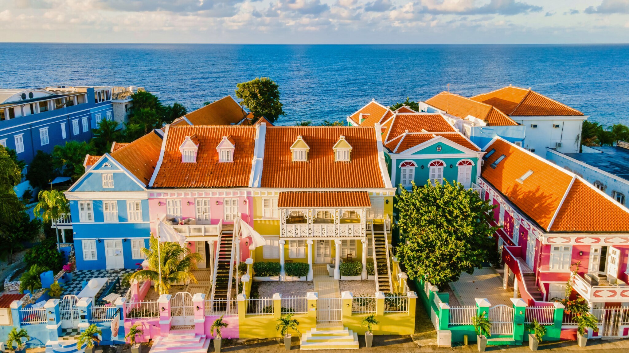 Bunte Wohnhäuser im Kolonialstil am Meer. Bunte Wohnhäuser im Kolonialstil am Meer.