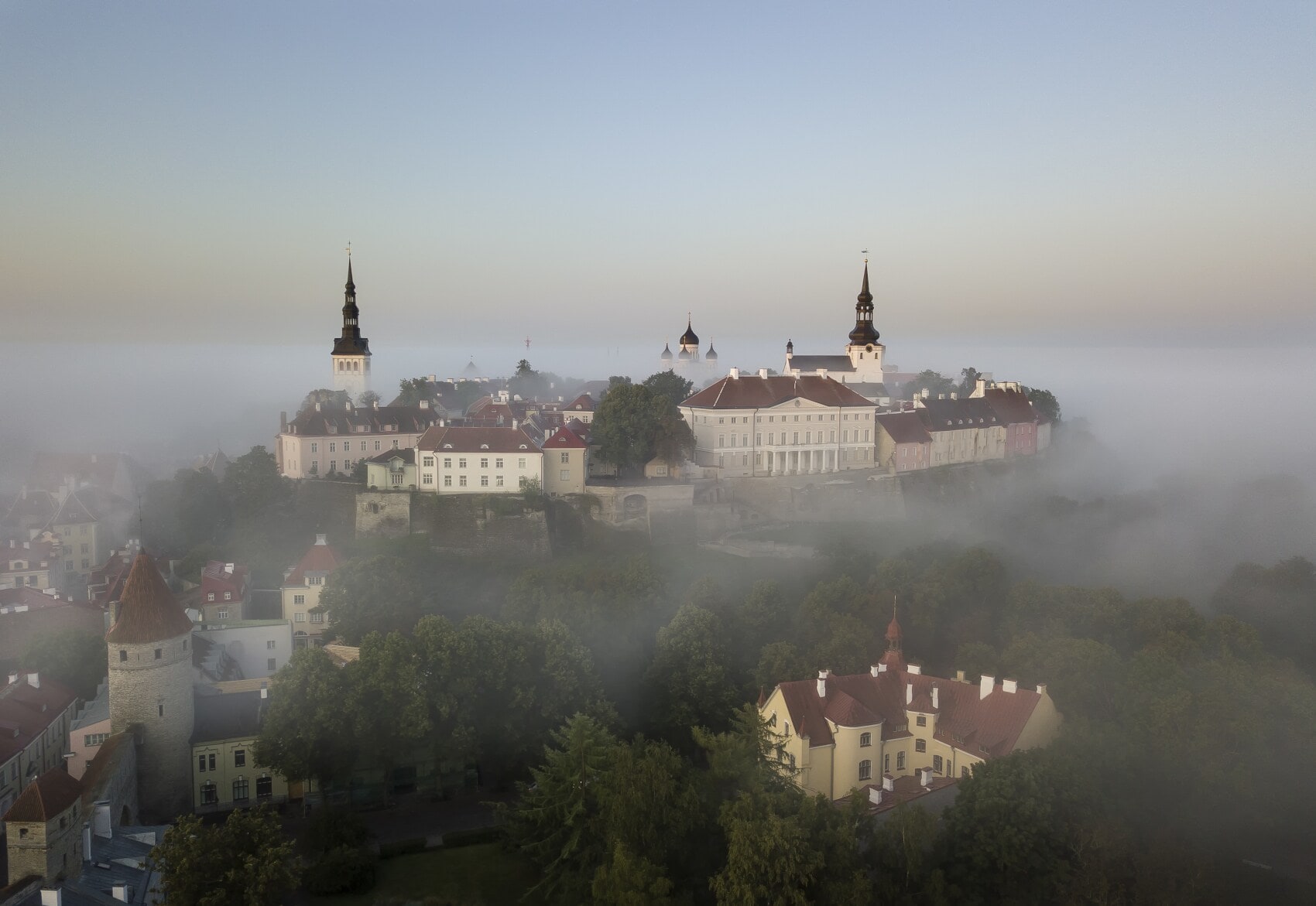 Blick auf rote Dächer und Kirchtürme der mittelalterlichen Altstadt von Tallinn. Blick auf rote Dächer und Kirchtürme der mittelalterlichen Altstadt von Tallinn.