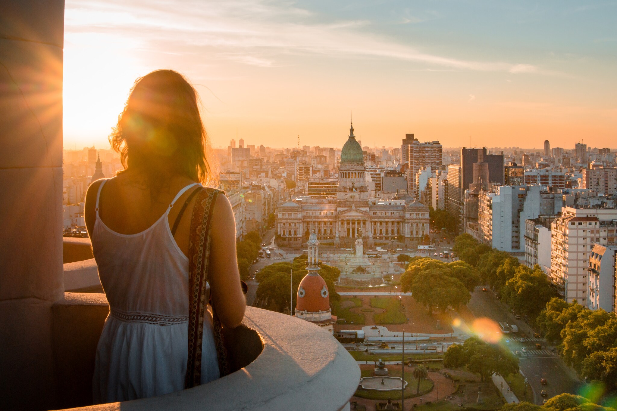 Eine Frau blickt von oben auf die argentinische Hauptstadt Buenos Aires.