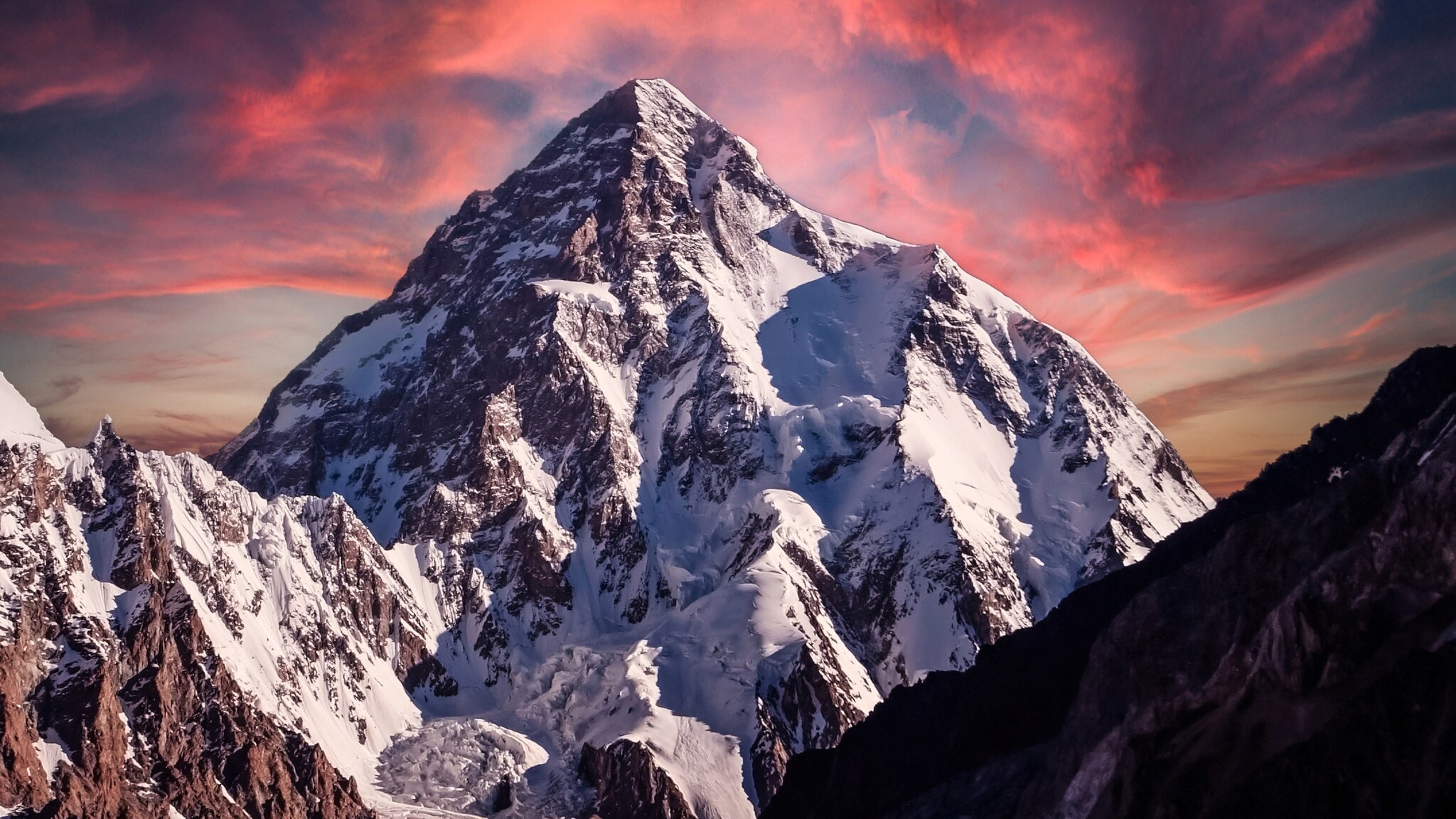 Eine Berglandschaft mit schneebedecktem Berggipfel. Eine Berglandschaft mit schneebedecktem Berggipfel.