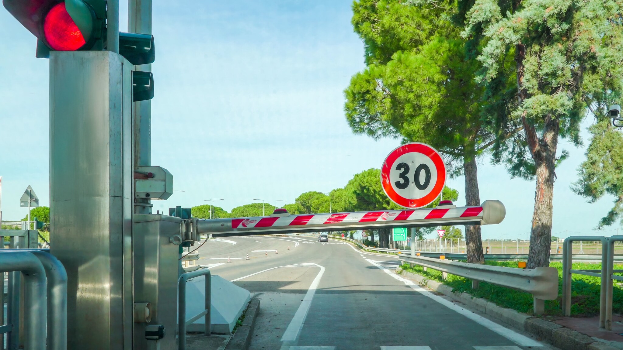 Schranke an einer Mautstelle auf einer Schnellstraße.
