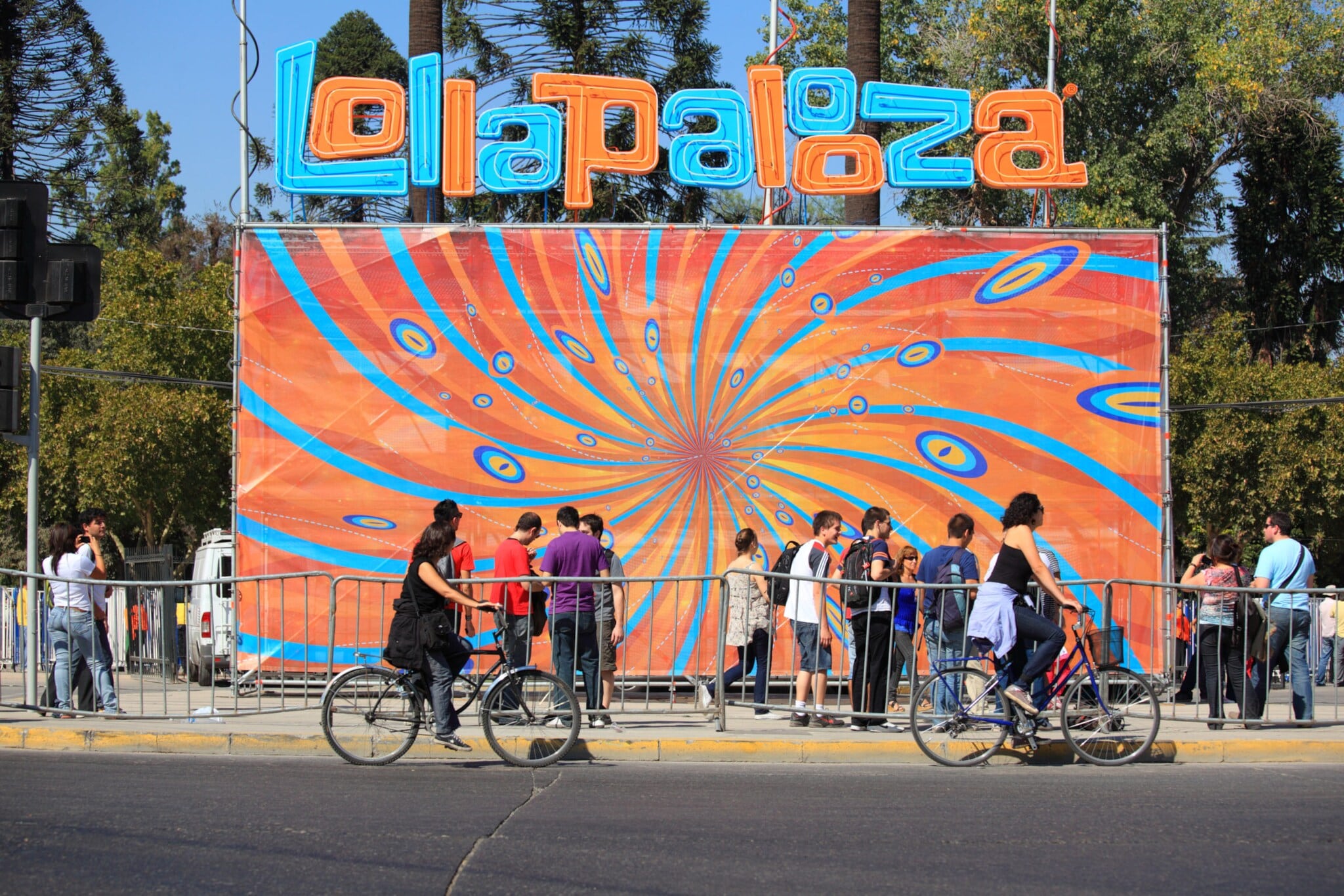 Prominanter Lollapalooza-Schriftzug mit farbigem Plakat. Prominanter Lollapalooza-Schriftzug mit farbigem Plakat.